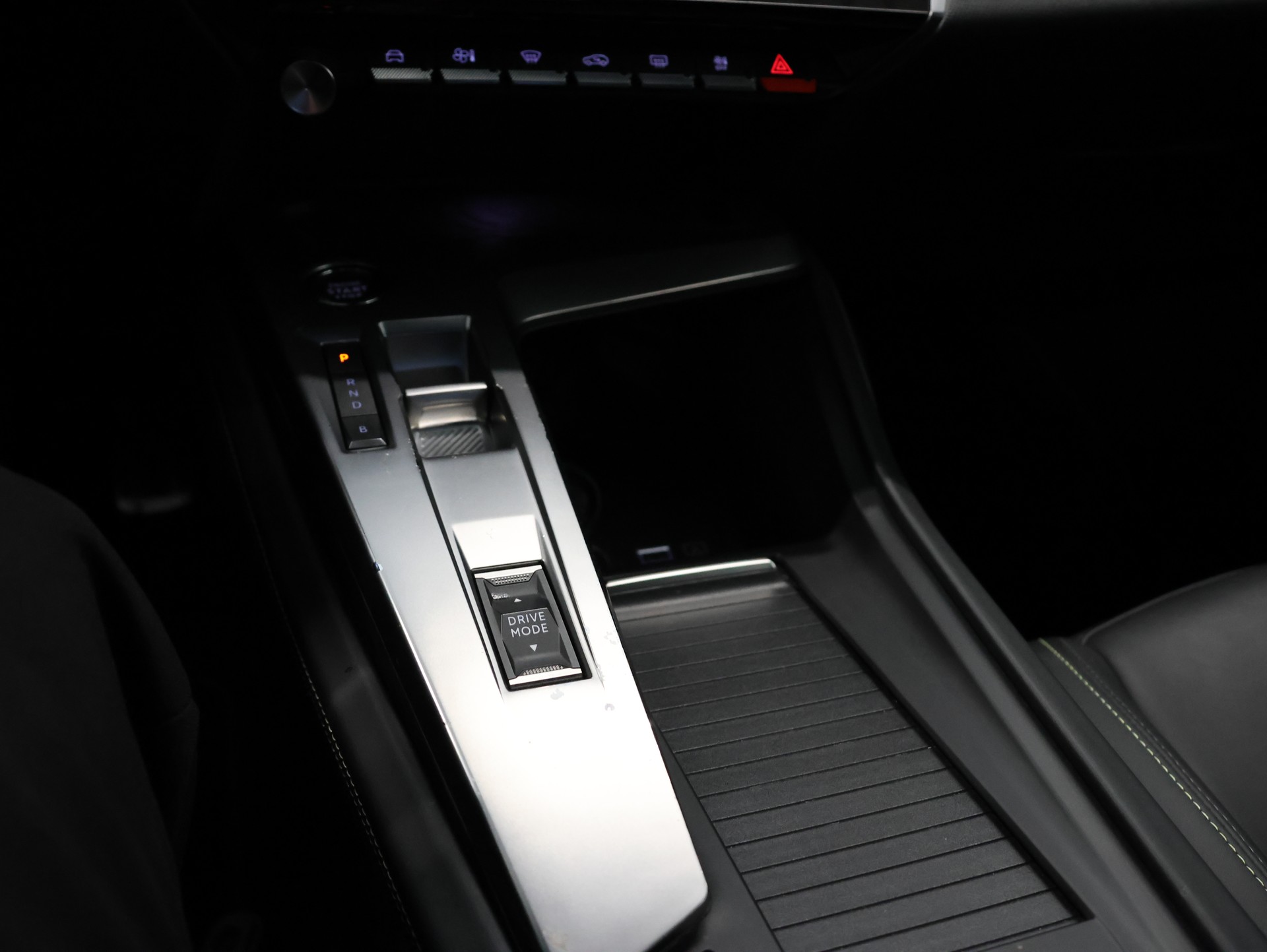 PEUGEOT 408 1.6 PHEV 225 Allure Pack *Rückfahrkamera* Sitzheizung*-image-19