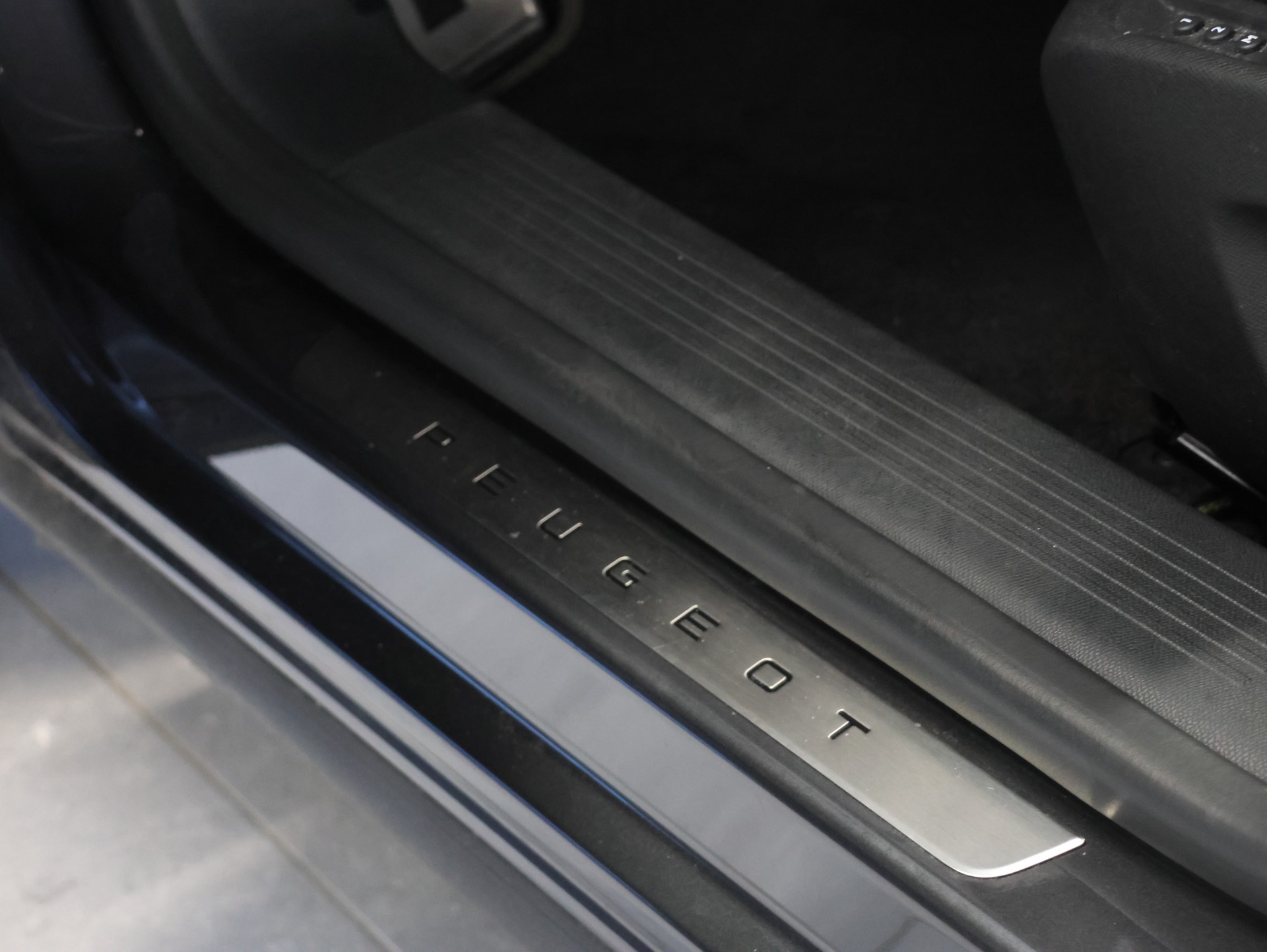 PEUGEOT 408 1.6 PHEV 225 Allure Pack *Rückfahrkamera* Sitzheizung*-image-12