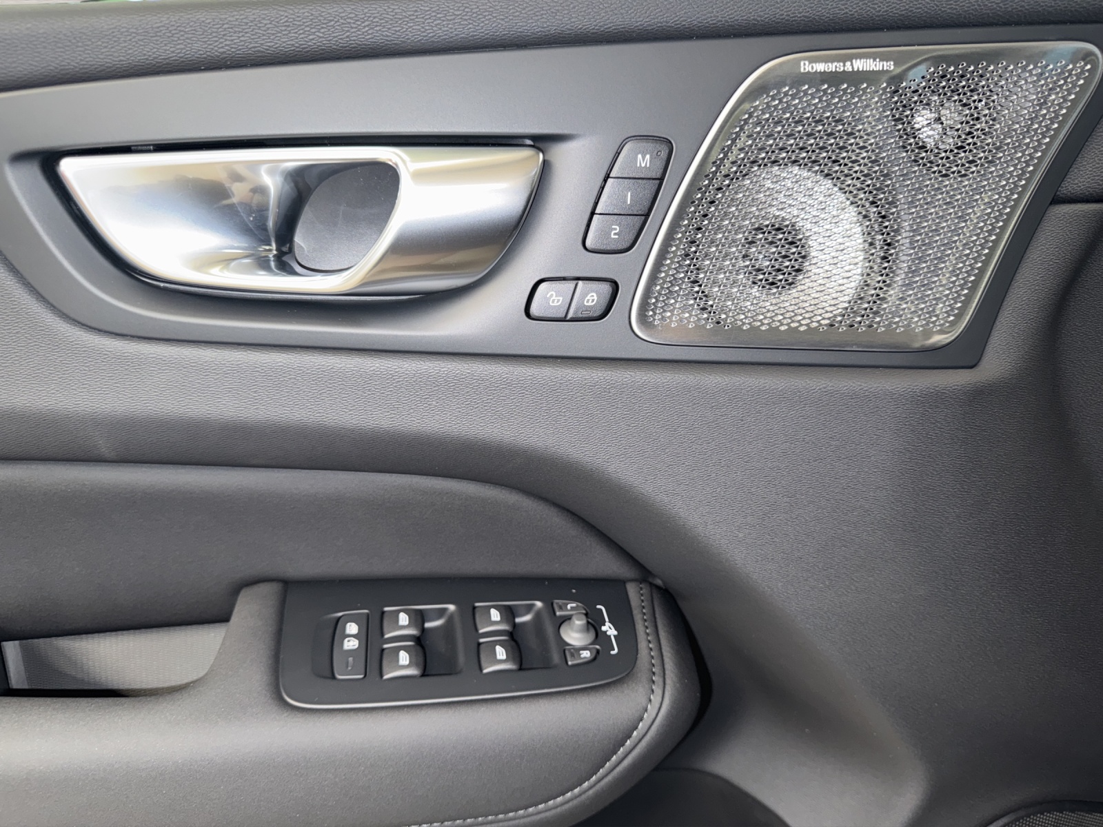 VOLVO XC60 2.0 T8 TE Ultra Dark eAWD-image-14