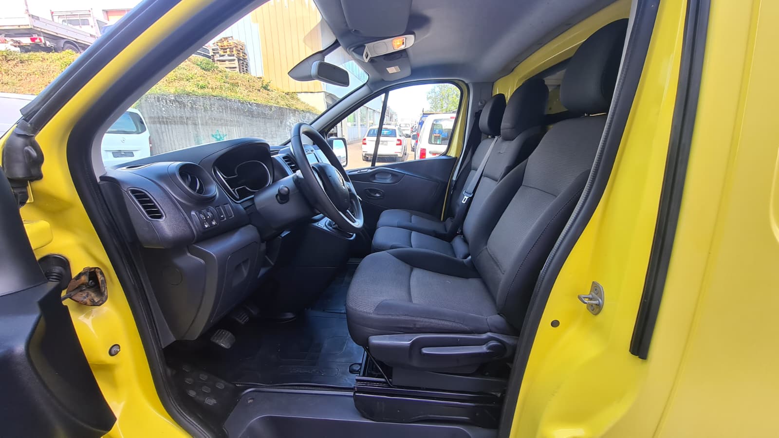 RENAULT Trafic 2.0 ENERGY dCi145 3.0t Business L1H1 ** 146 PS ** Navi ** RF-Kamera ** AHK ** 3-Plätzer ** Sortimo ** LTZ MFK 16.05.2025-image-16