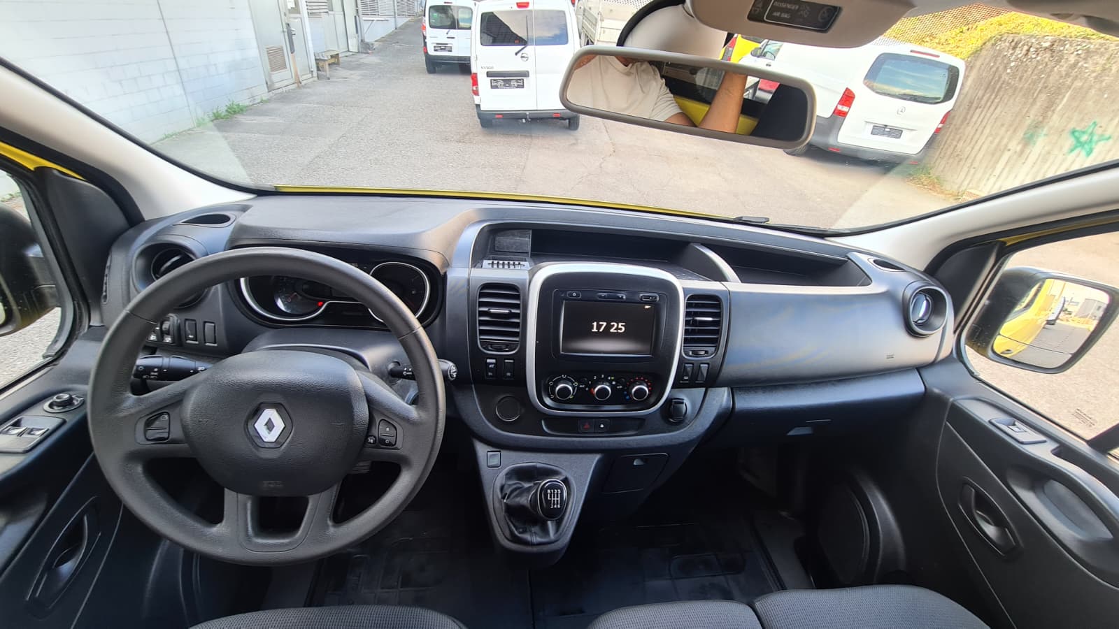 RENAULT Trafic 2.0 ENERGY dCi145 3.0t Business L1H1 ** 146 PS ** Navi ** RF-Kamera ** AHK ** 3-Plätzer ** Sortimo ** LTZ MFK 16.05.2025-image-14