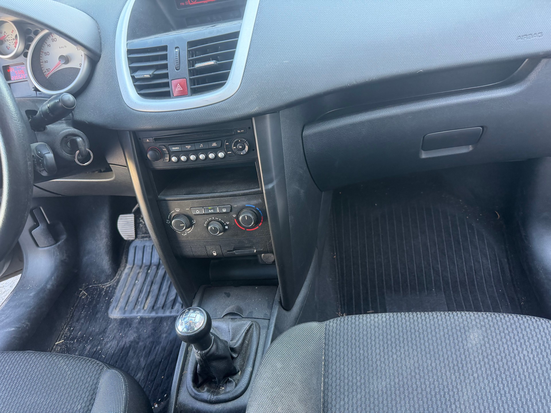 PEUGEOT 207 1.4 16V Trendy Clim-image-5