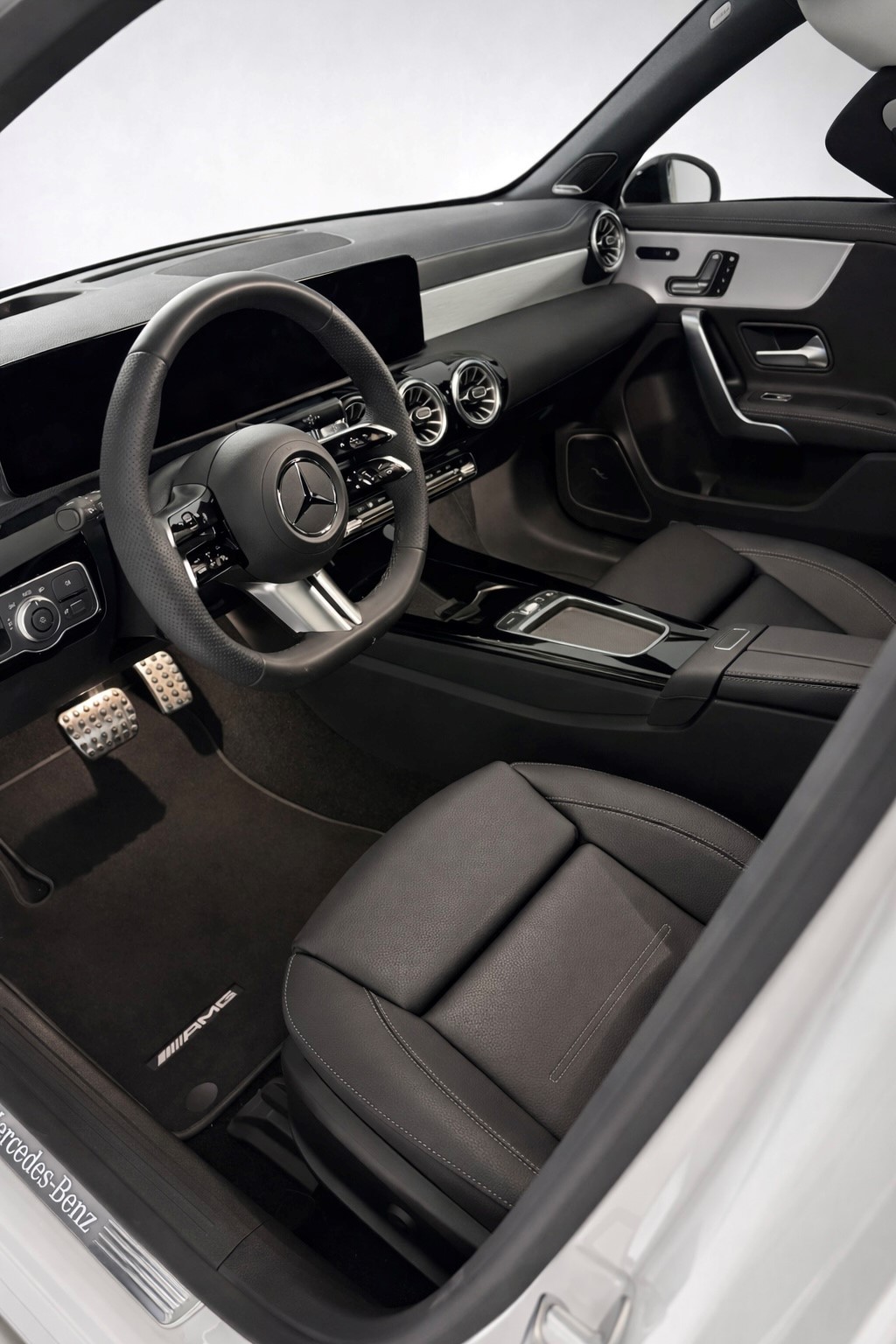 MERCEDES-BENZ A 200 Night Star AMG Line-image-5