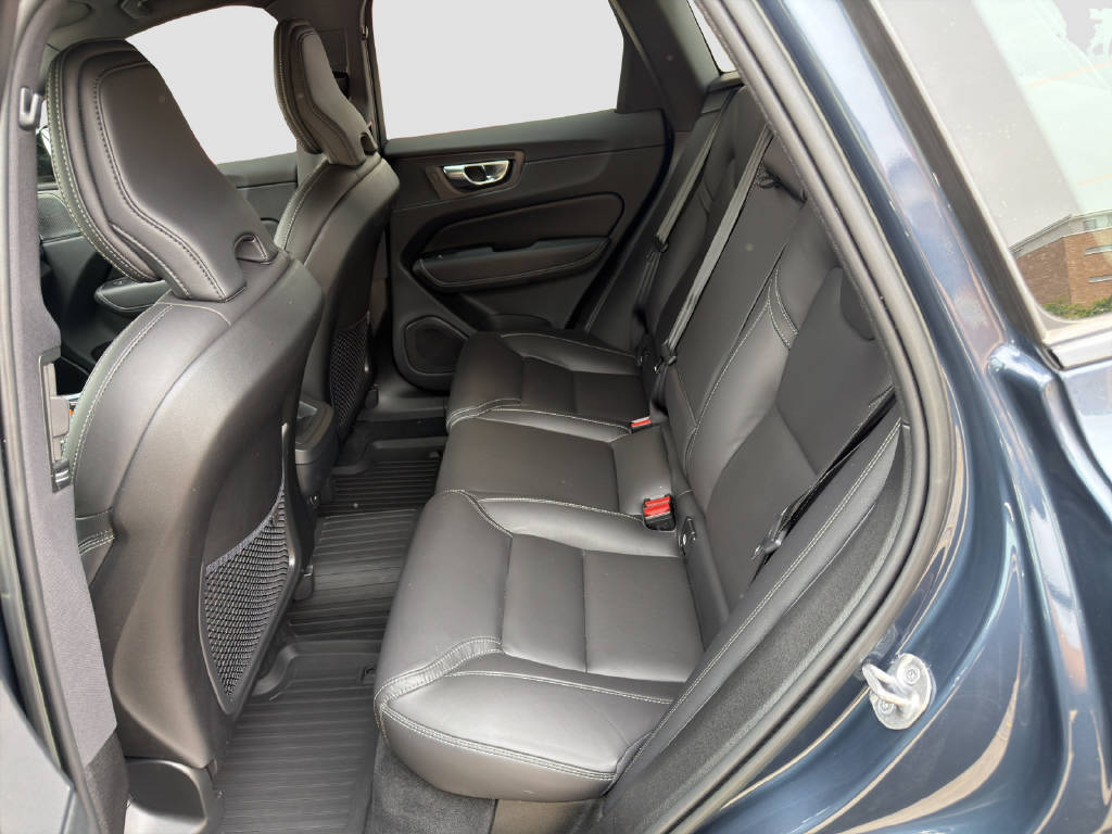 VOLVO XC60 2.0 B4 MH R-Design AWD-image-11
