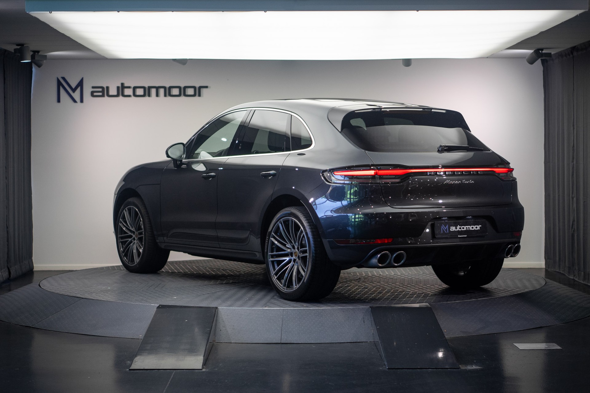 PORSCHE Macan Turbo PDK *CH-Fahrzeug* *Alcantarahimmel* *Panorama* *Chrono*-image-6