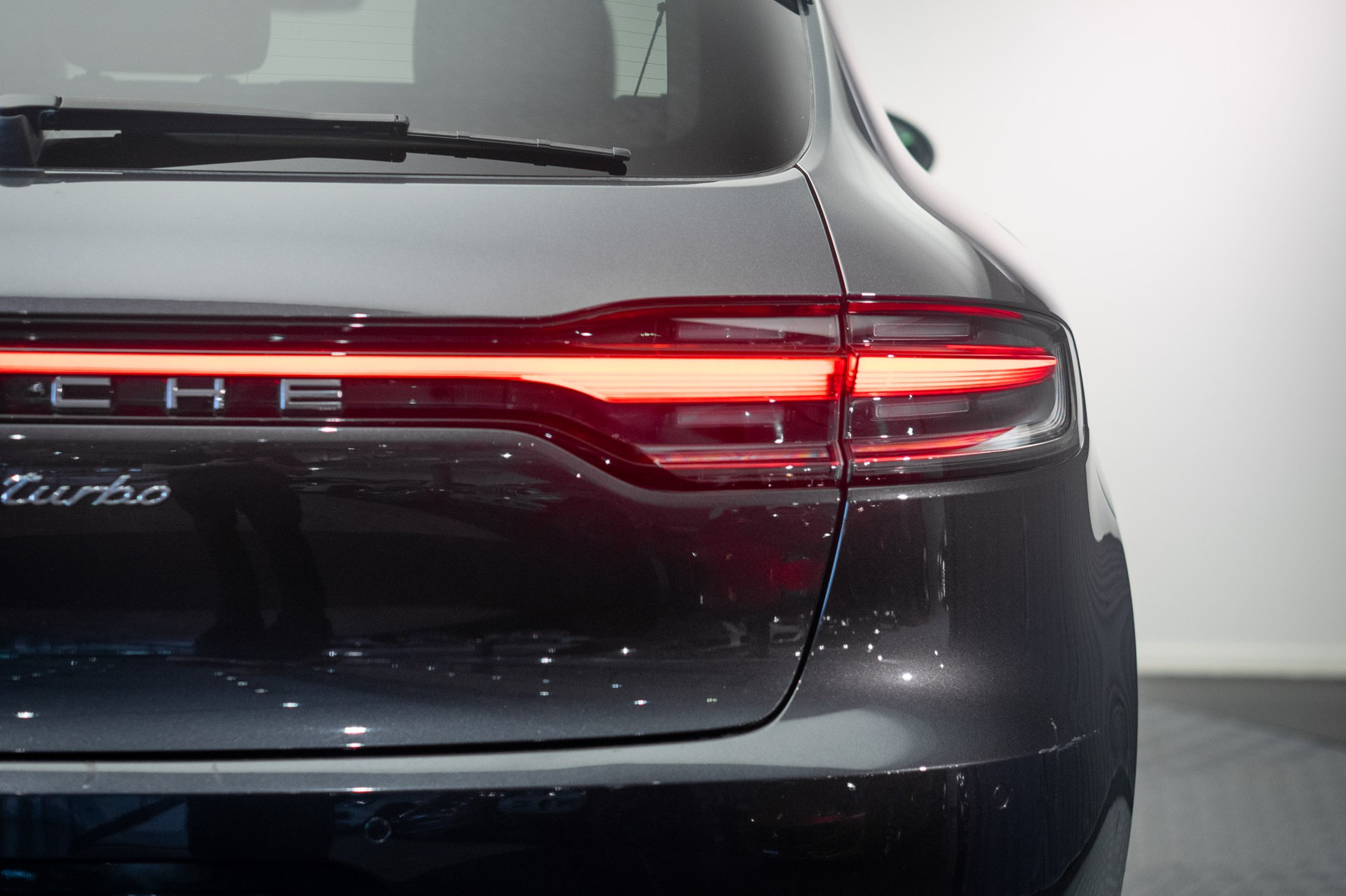 PORSCHE Macan Turbo PDK *CH-Fahrzeug* *Alcantarahimmel* *Panorama* *Chrono*-image-32