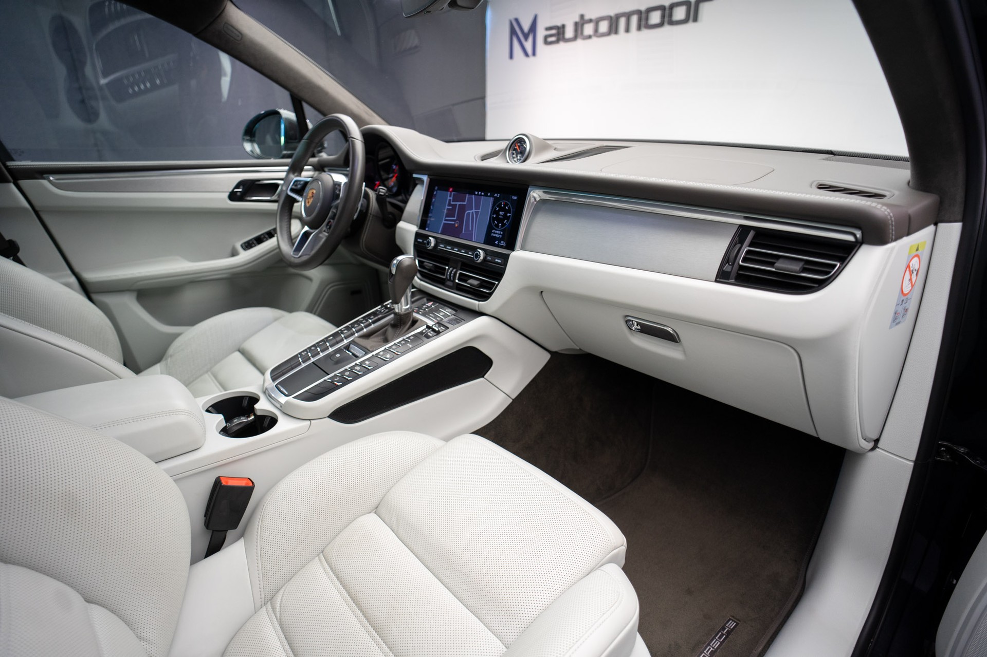 PORSCHE Macan Turbo PDK *CH-Fahrzeug* *Alcantarahimmel* *Panorama* *Chrono*-image-11