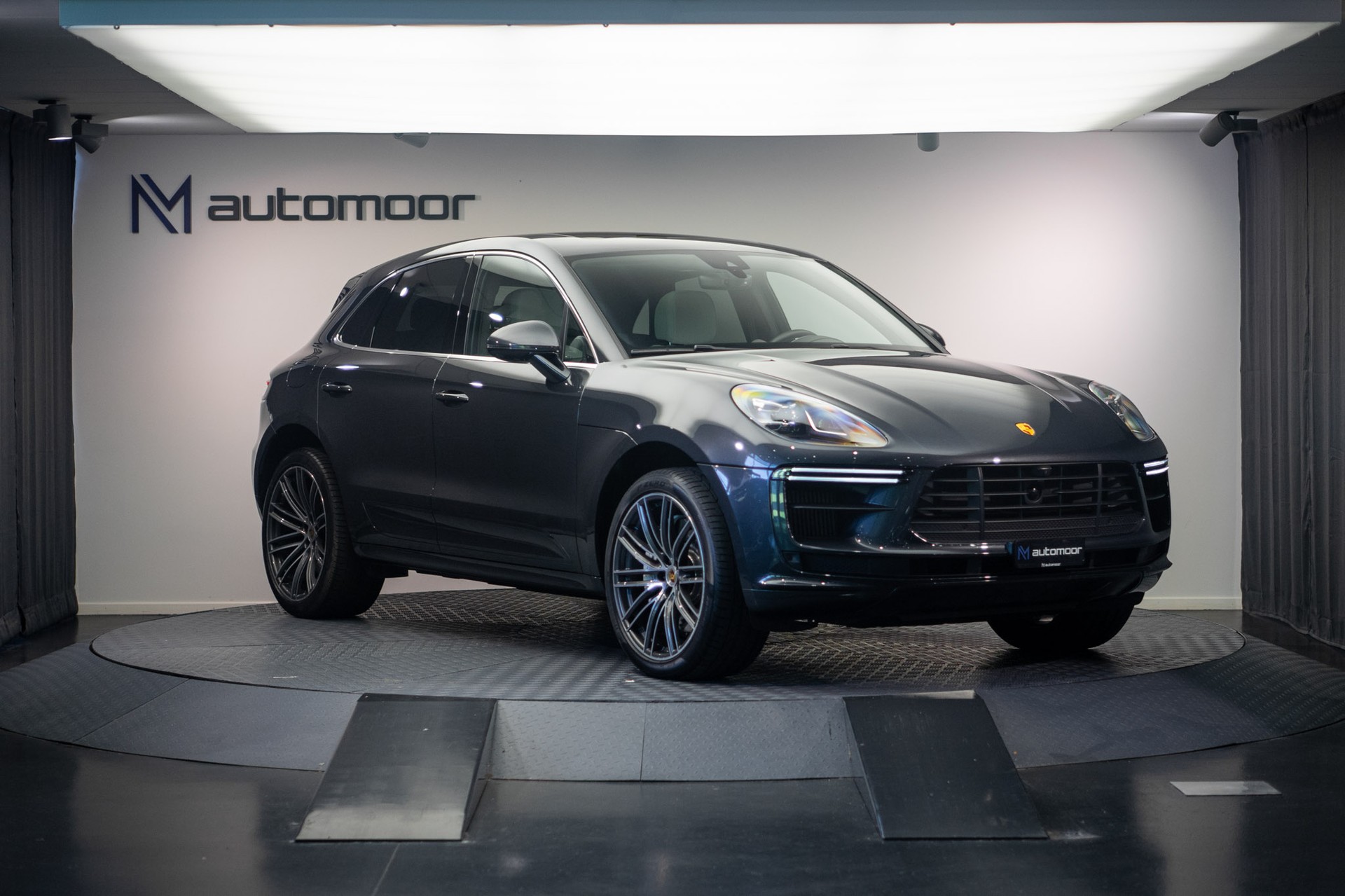 PORSCHE Macan Turbo PDK *CH-Fahrzeug* *Alcantarahimmel* *Panorama* *Chrono*-image-2