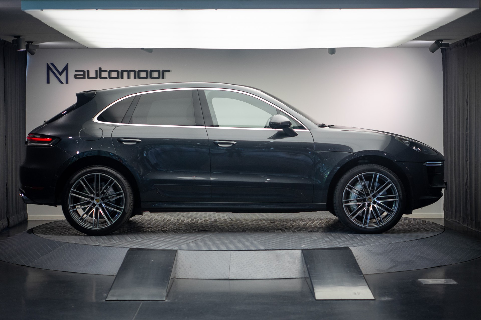 PORSCHE Macan Turbo PDK *CH-Fahrzeug* *Alcantarahimmel* *Panorama* *Chrono*-image-3