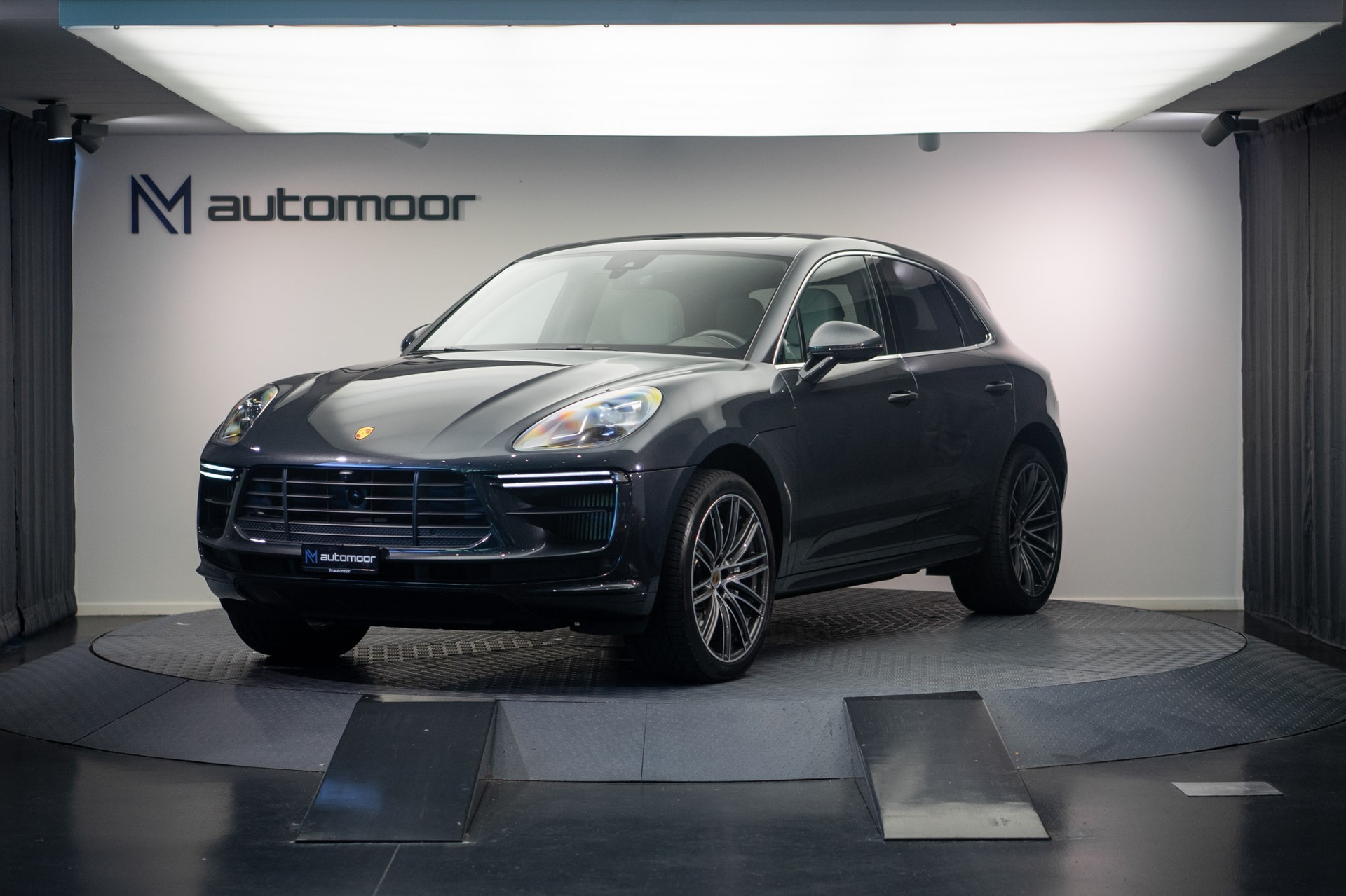 PORSCHE Macan Turbo PDK *CH-Fahrzeug* *Alcantarahimmel* *Panorama* *Chrono*-image-0