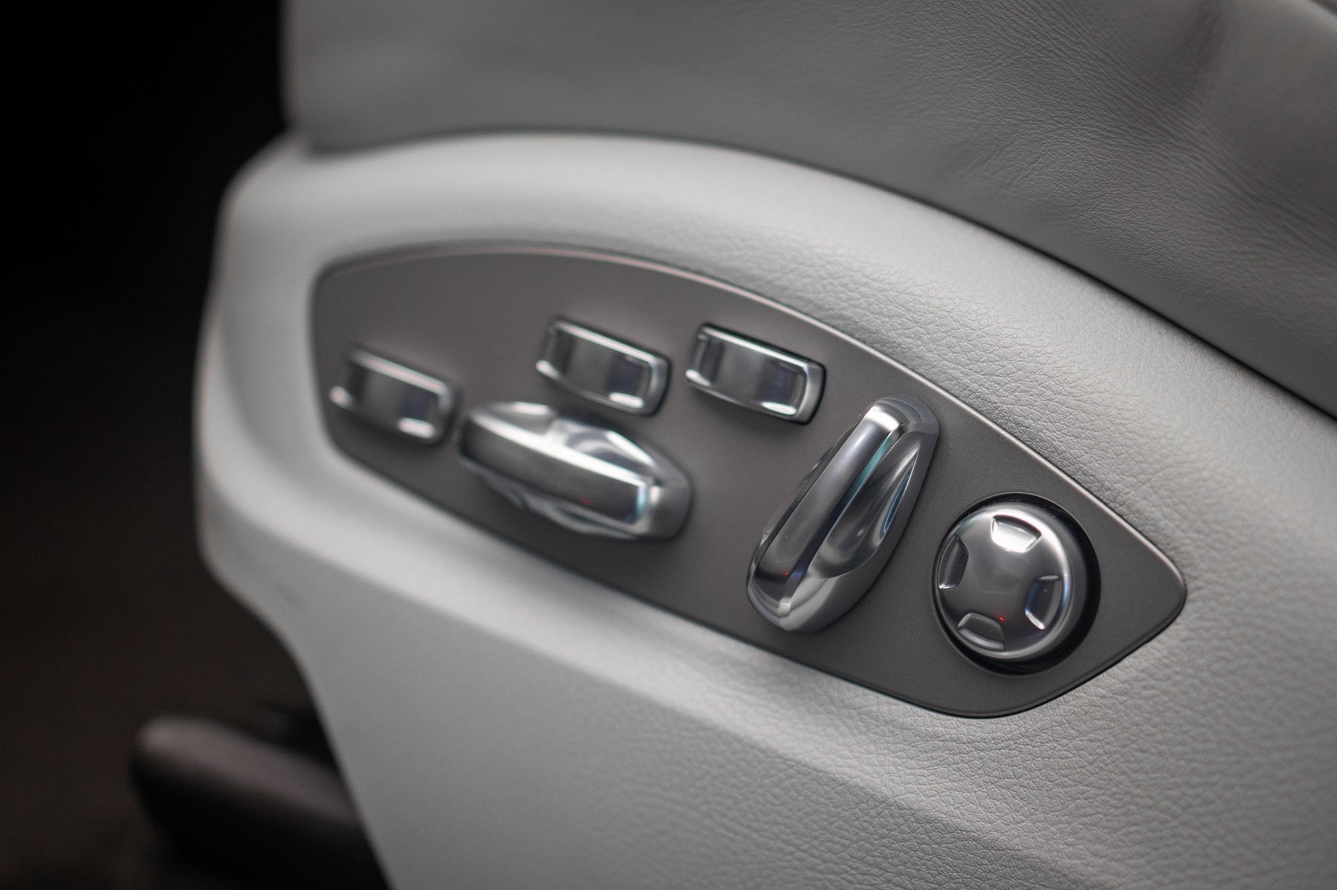 PORSCHE Macan Turbo PDK *CH-Fahrzeug* *Alcantarahimmel* *Panorama* *Chrono*-image-17