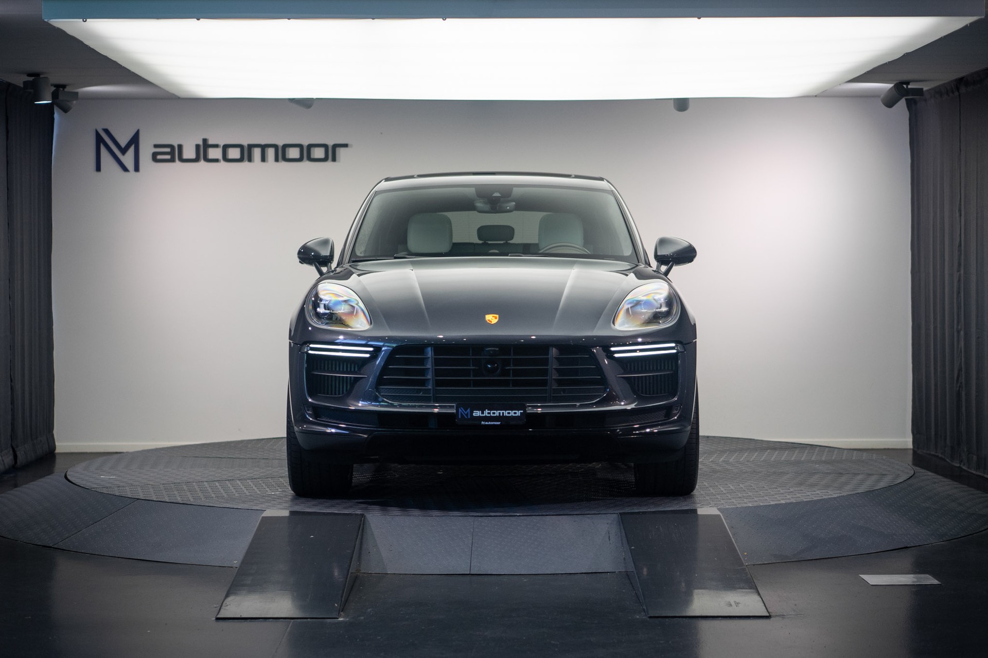 PORSCHE Macan Turbo PDK *CH-Fahrzeug* *Alcantarahimmel* *Panorama* *Chrono*-image-1