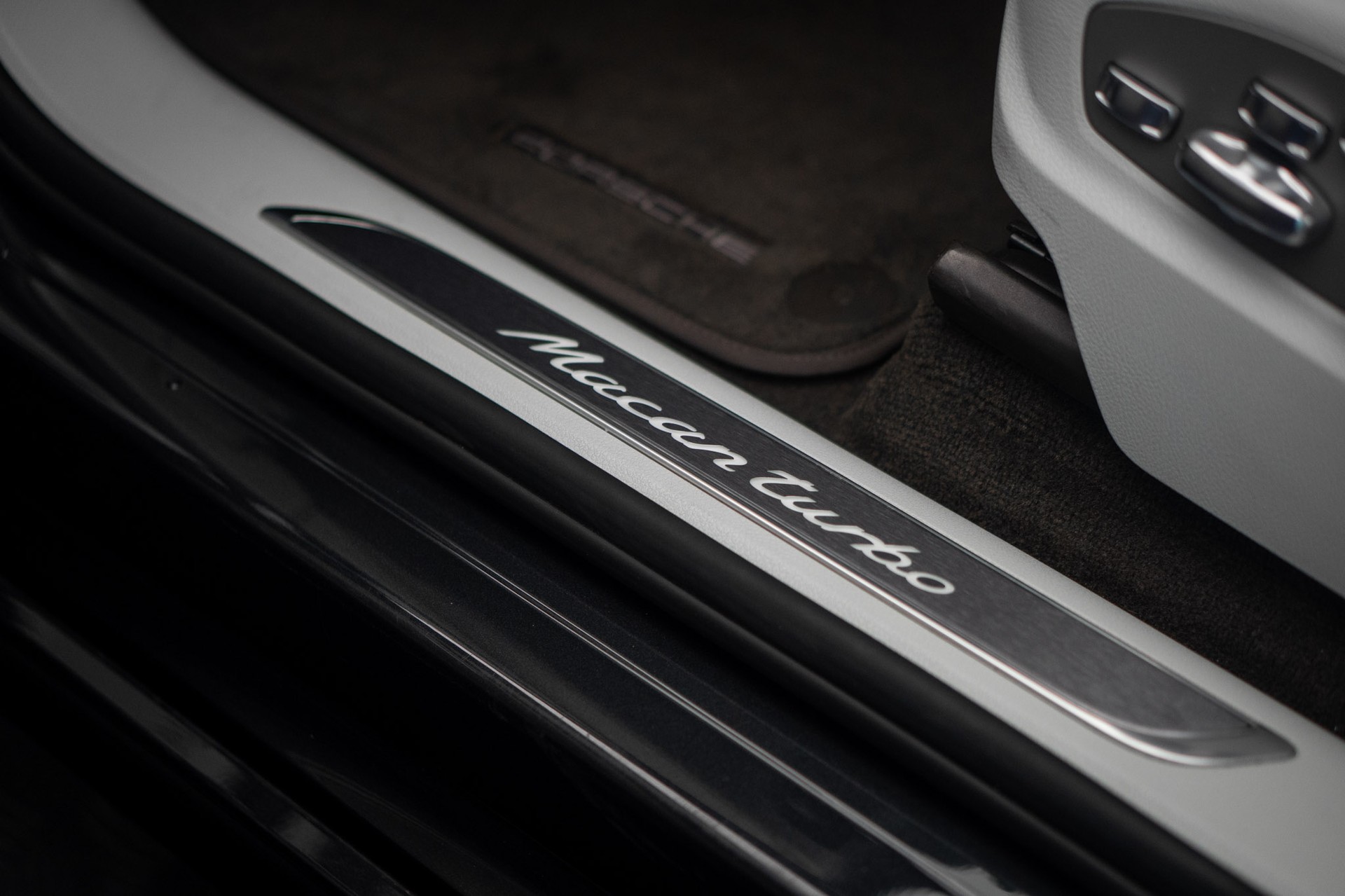 PORSCHE Macan Turbo PDK *CH-Fahrzeug* *Alcantarahimmel* *Panorama* *Chrono*-image-18