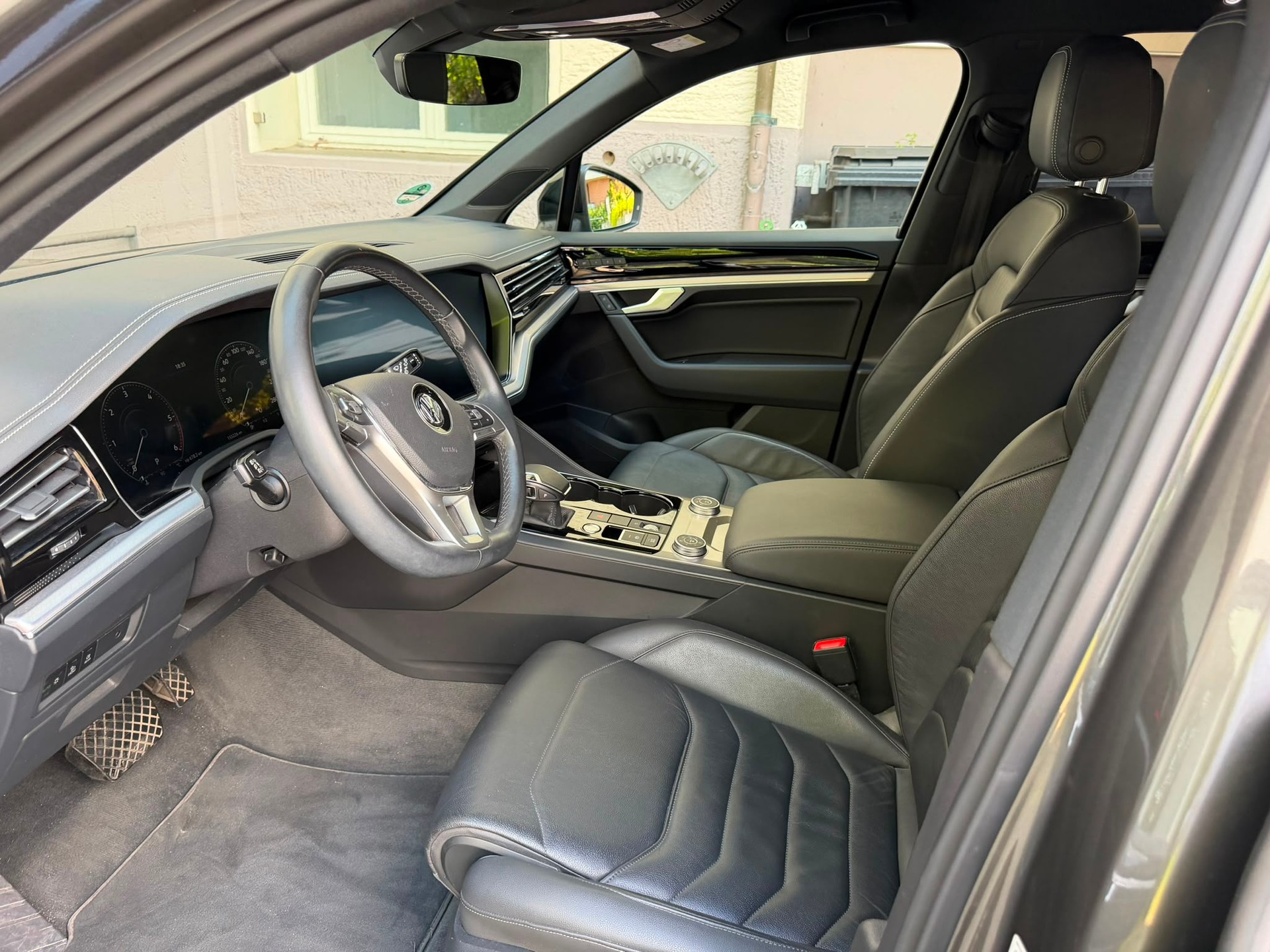 VW Touareg 3.0 TDI R Line Tiptronic CH-Fahrzeug / 1-Hand-image-6