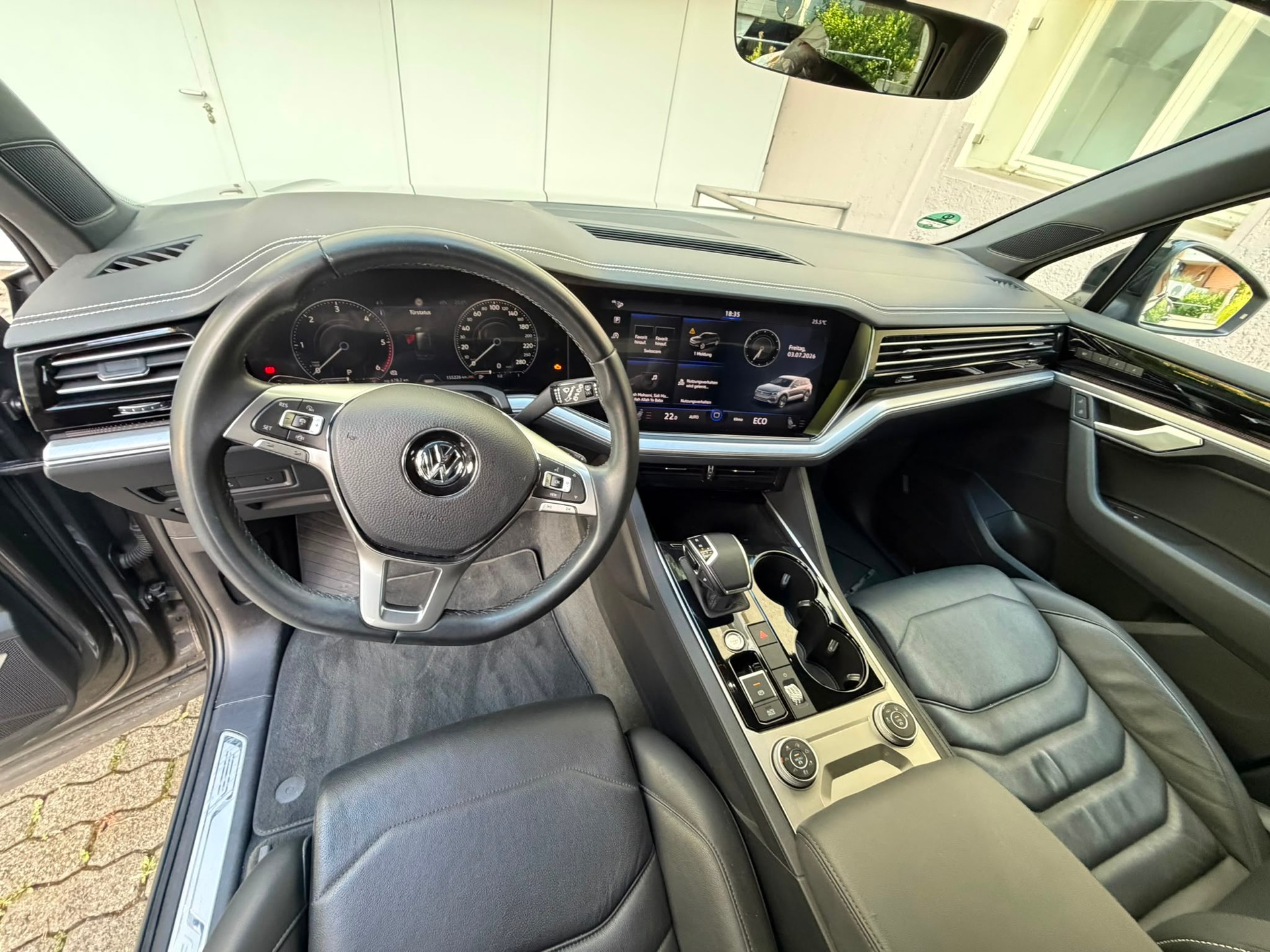 VW Touareg 3.0 TDI R Line Tiptronic CH-Fahrzeug / 1-Hand-image-8