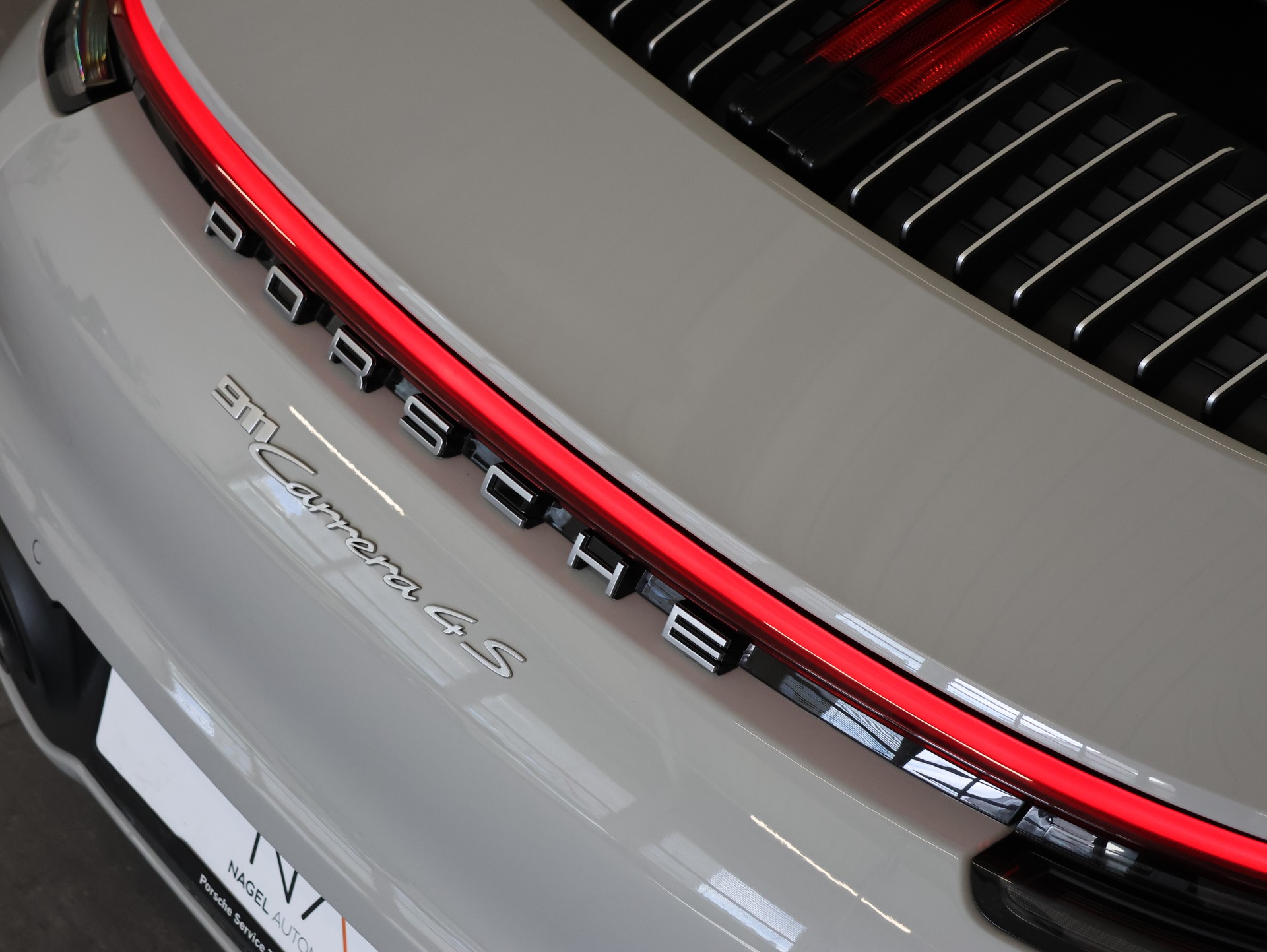 PORSCHE Porsche 911 Carrera 4S *Panoramadach* *Sitzheizung* *Bose*-image-12