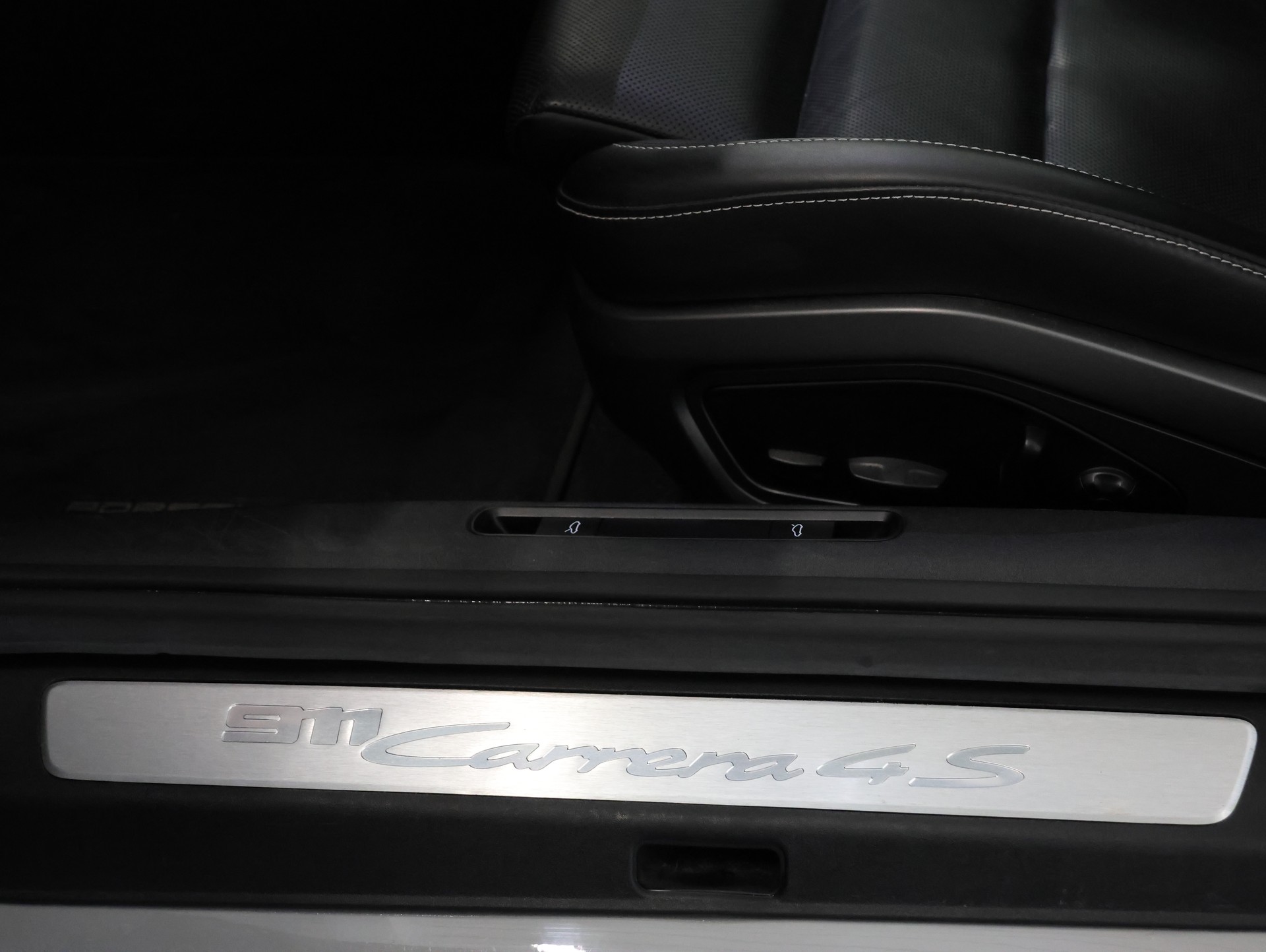 PORSCHE Porsche 911 Carrera 4S *Panoramadach* *Sitzheizung* *Bose*-image-18