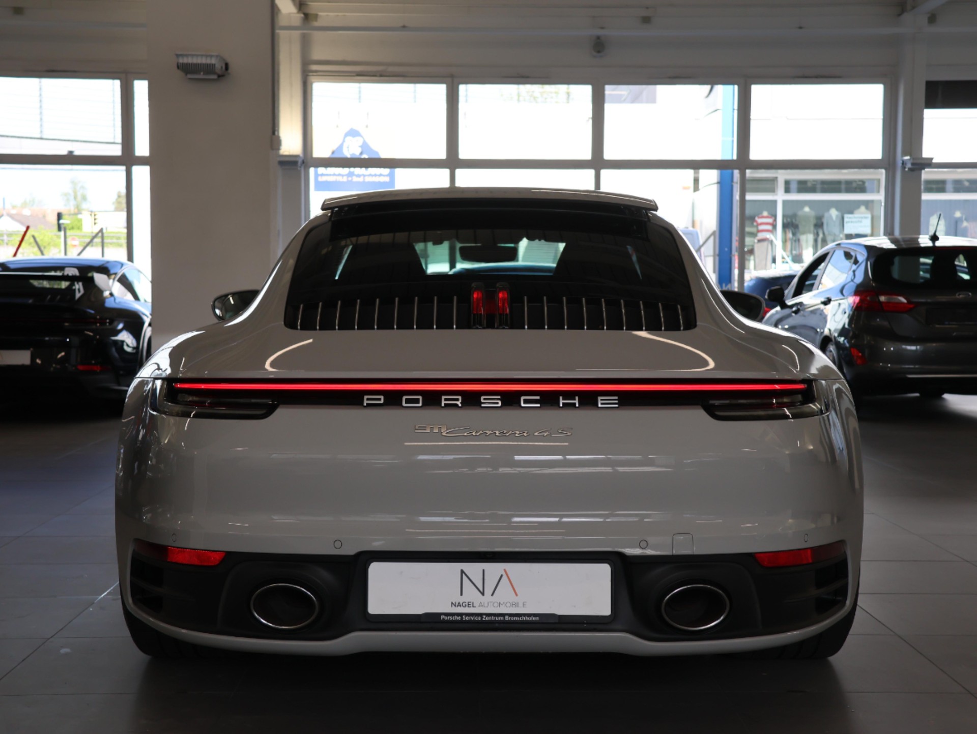 PORSCHE Porsche 911 Carrera 4S *Panoramadach* *Sitzheizung* *Bose*-image-4