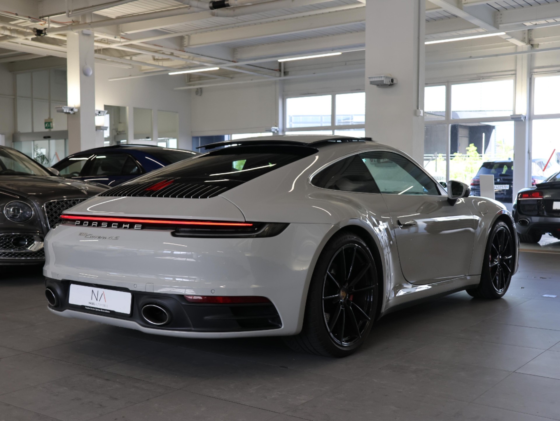PORSCHE Porsche 911 Carrera 4S *Panoramadach* *Sitzheizung* *Bose*-image-5