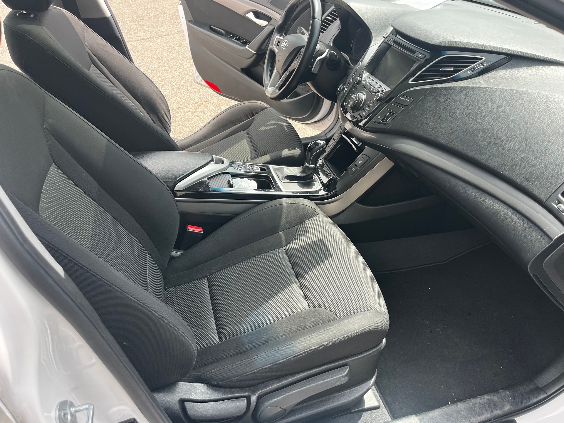 HYUNDAI i40 Wagon 1.7 CRDI Style Automatic-image-11