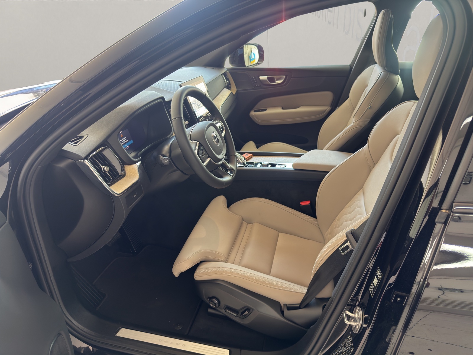 VOLVO XC60 2.0 B5 MH Plus Dark AWD-image-8