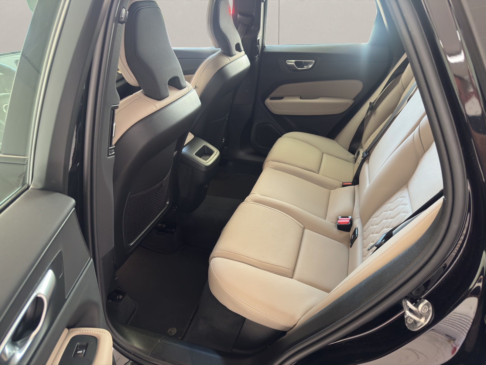 VOLVO XC60 2.0 B5 MH Plus Dark AWD-image-2
