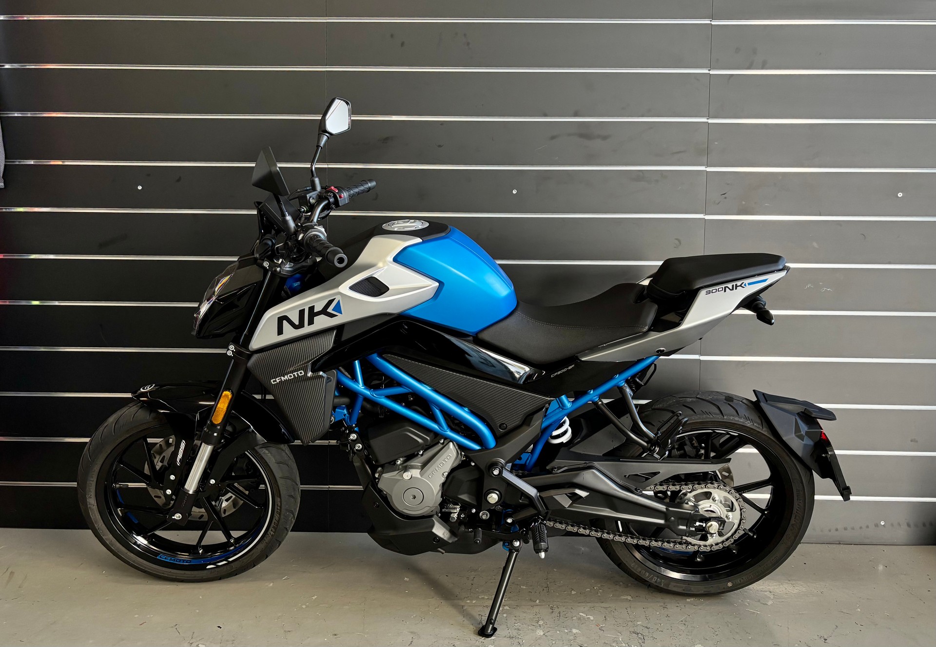 CF MOTO 300NK-showroom-element-1