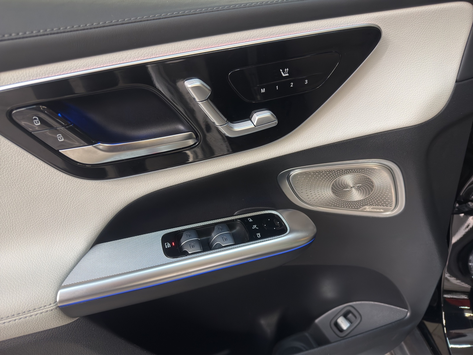 MERCEDES-BENZ GLC 300 4M - AMG / 360 Grad Kamera / Panorama-Dach / Soundsystem-image-11