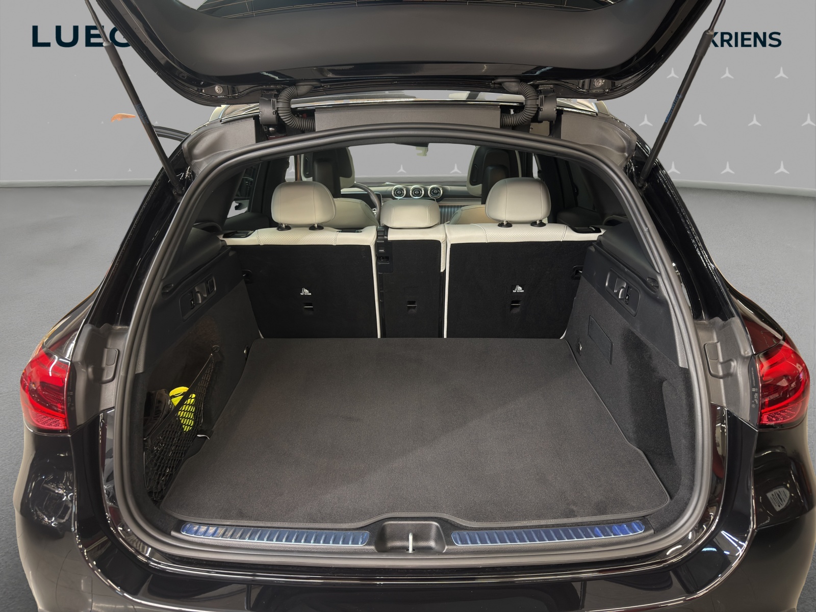 MERCEDES-BENZ GLC 300 4M - AMG / 360 Grad Kamera / Panorama-Dach / Soundsystem-image-13