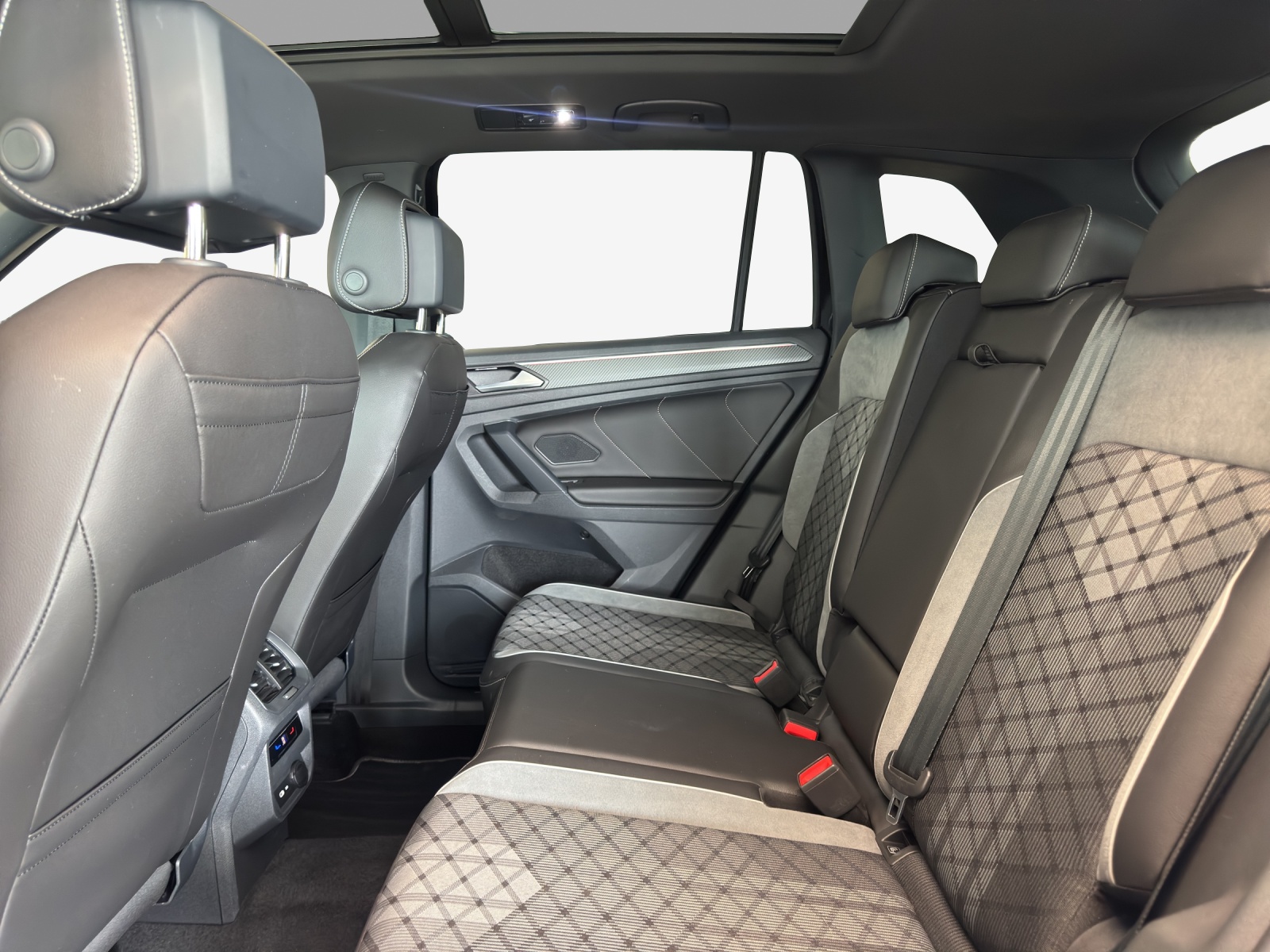 VW Tiguan 2.0TSI R-Line 4Motion DSG-image-9