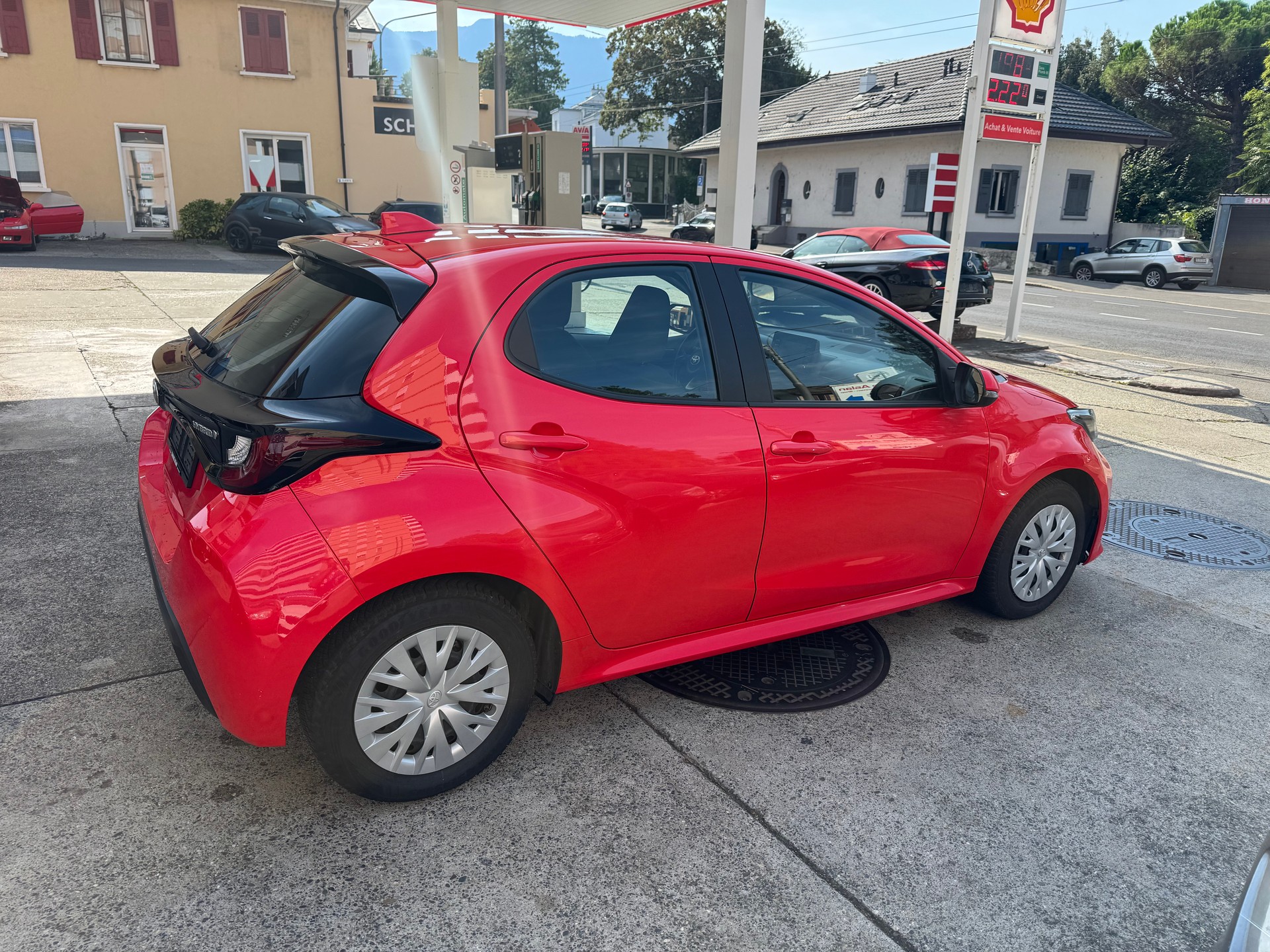 TOYOTA Yaris 1.5 Comfort e-CVT-image-3