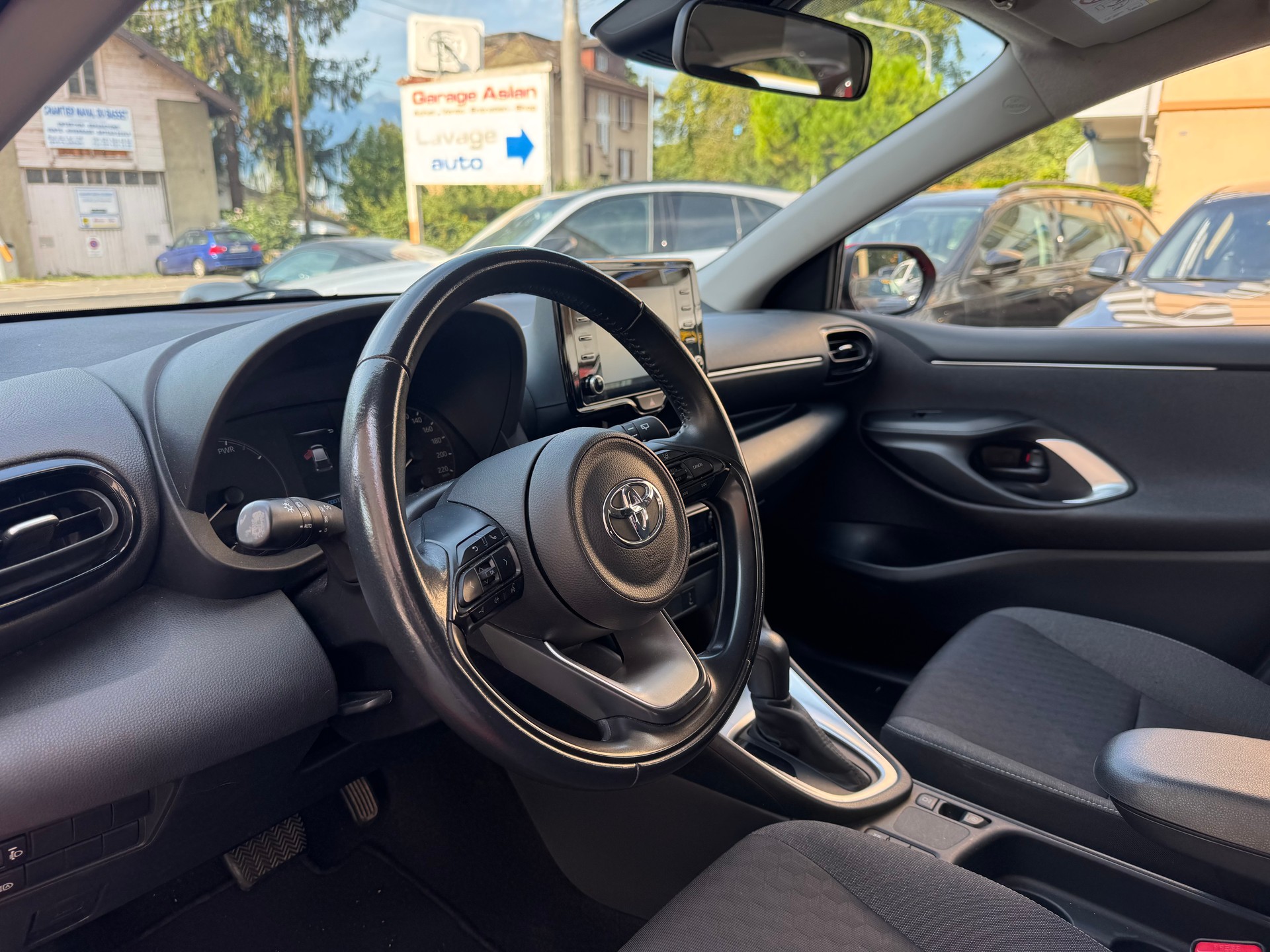 TOYOTA Yaris 1.5 Comfort e-CVT-image-6