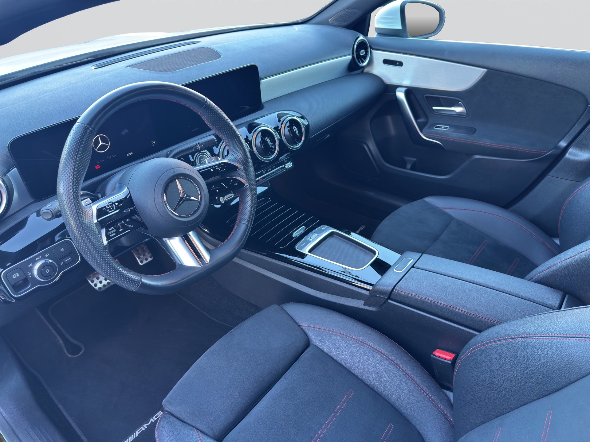 MERCEDES-BENZ A 180 7G-DCT AMG Line-image-6