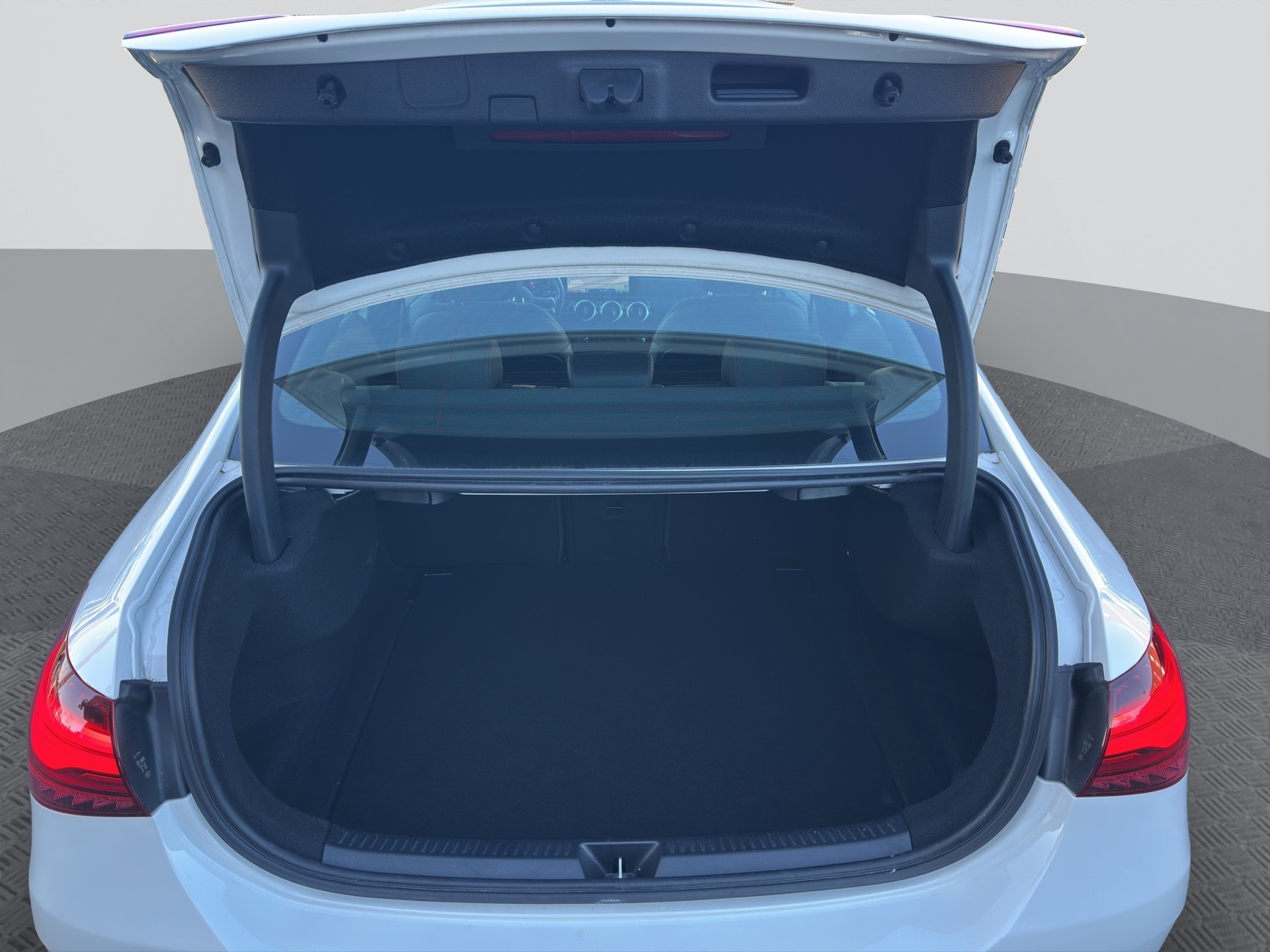 MERCEDES-BENZ A 180 7G-DCT AMG Line-image-14