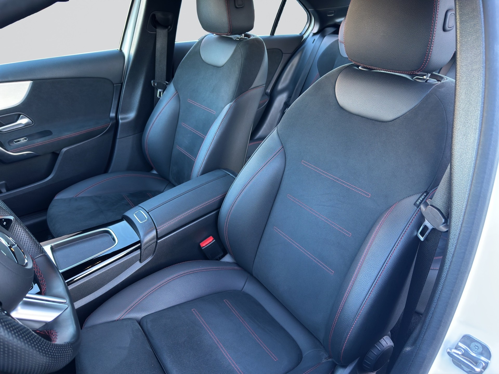 MERCEDES-BENZ A 180 7G-DCT AMG Line-image-5