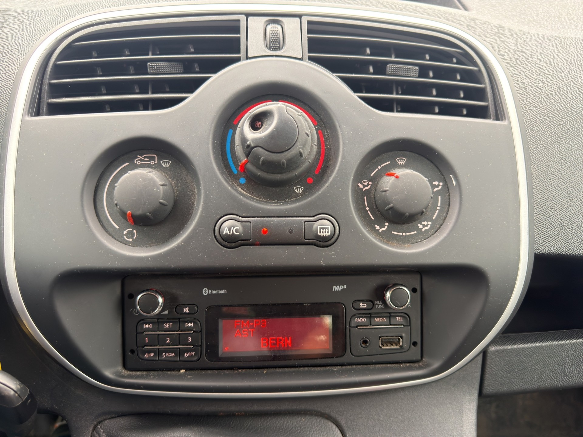 RENAULT Kangoo Medium TCe 115 ENERGY Mit Klimaanlage-image-13