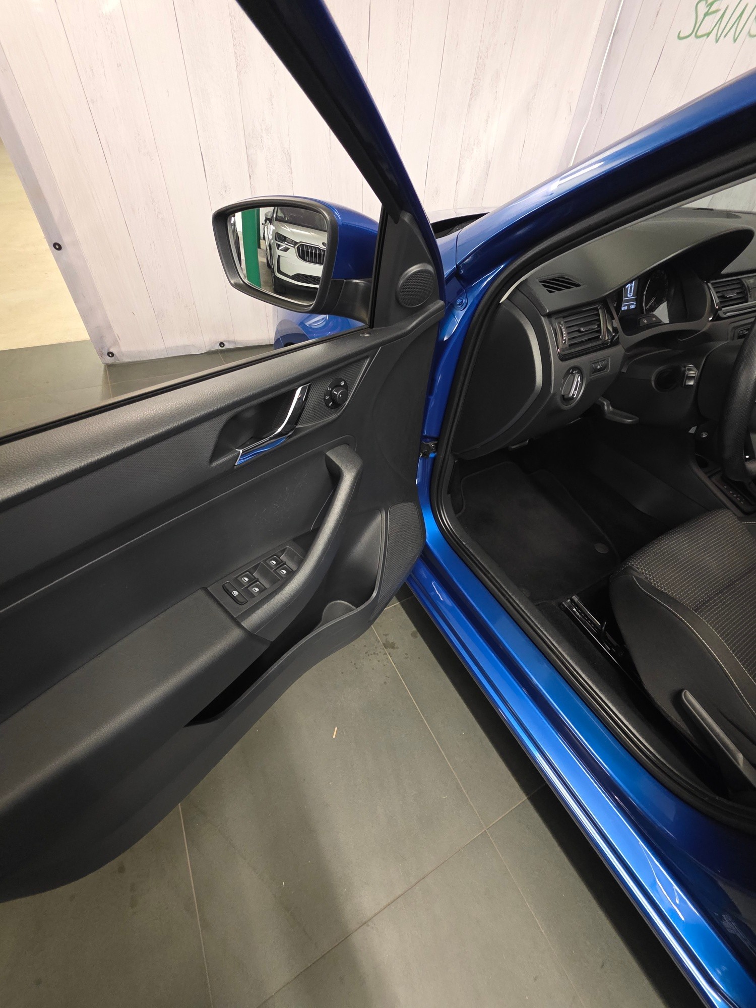 SKODA Rapid Spaceback 1.4 TSI Ambition DSG-image-10