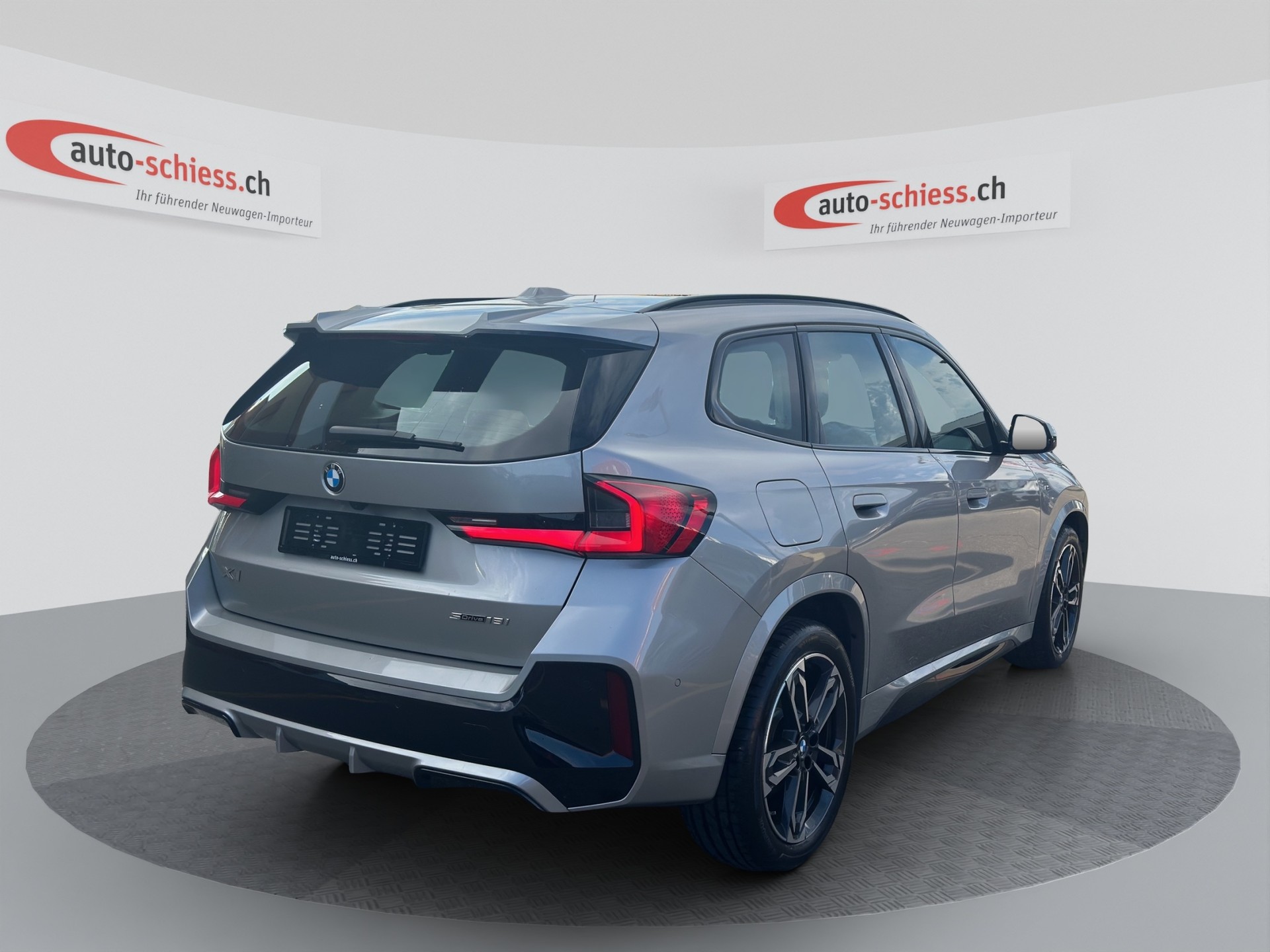 BMW X1 sDrive 18i M Sport Pro Shadow Line-image-4