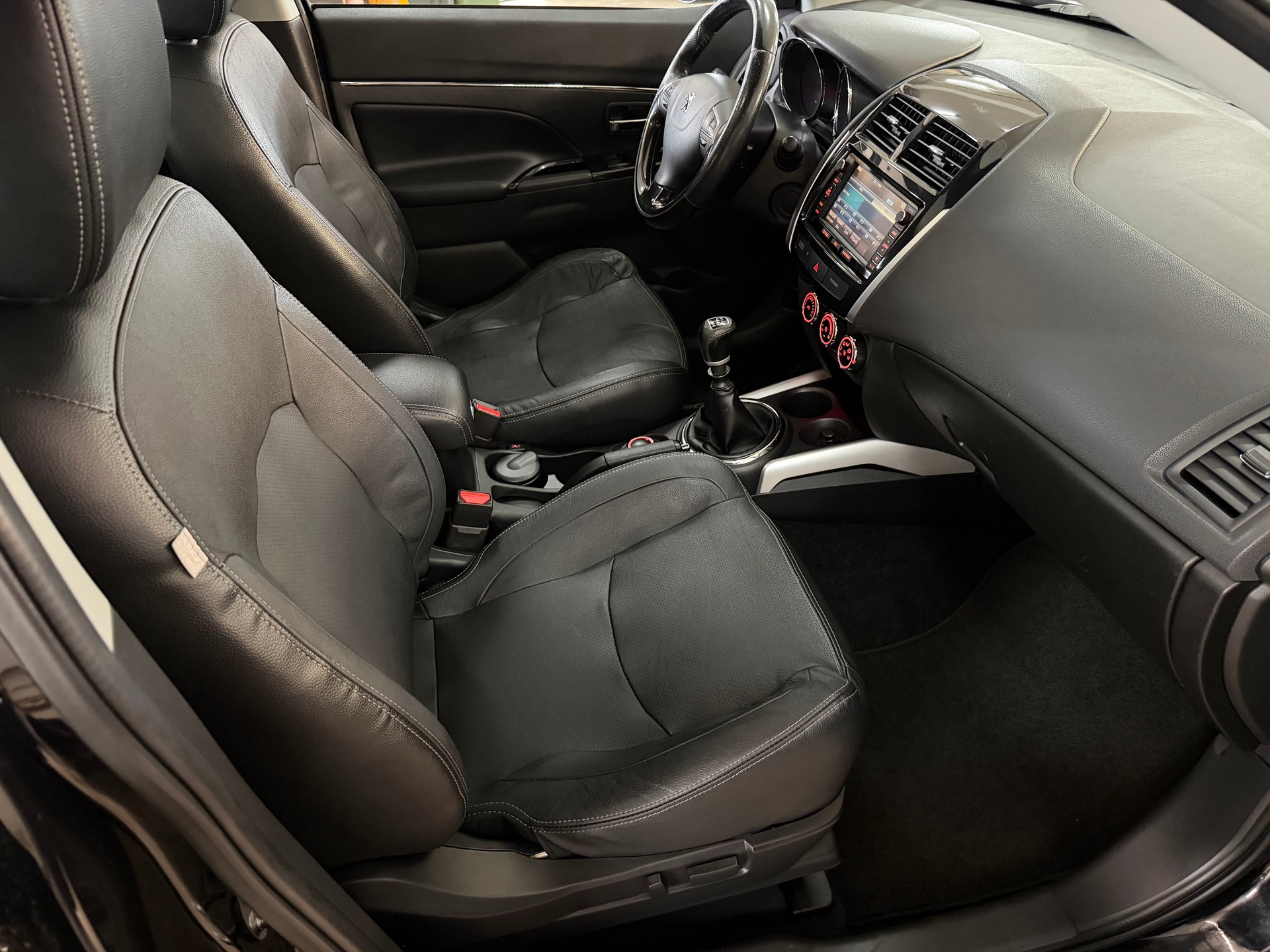 PEUGEOT 4008 1.8 HDi Allure 4WD-image-10