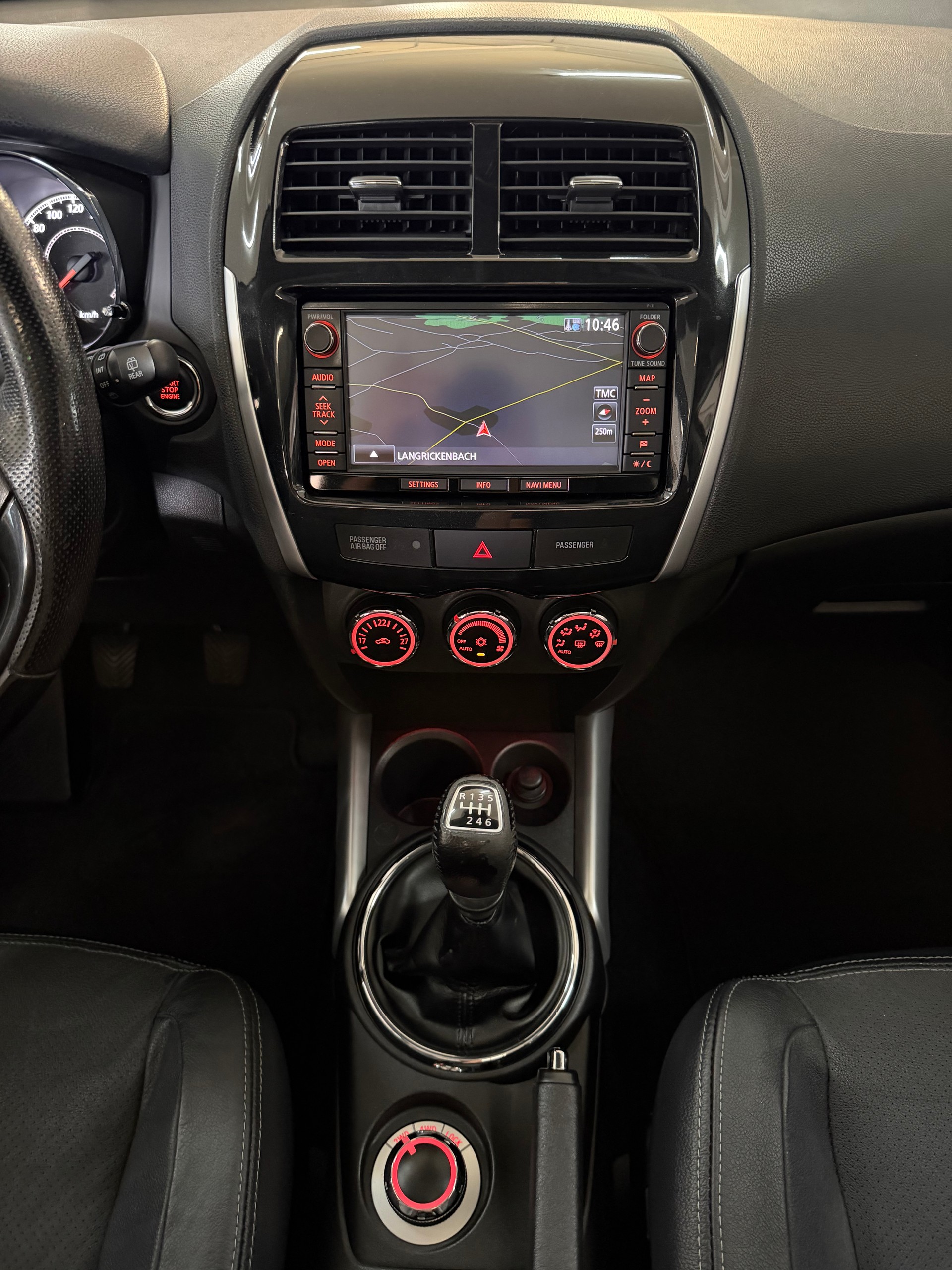 PEUGEOT 4008 1.8 HDi Allure 4WD-image-8