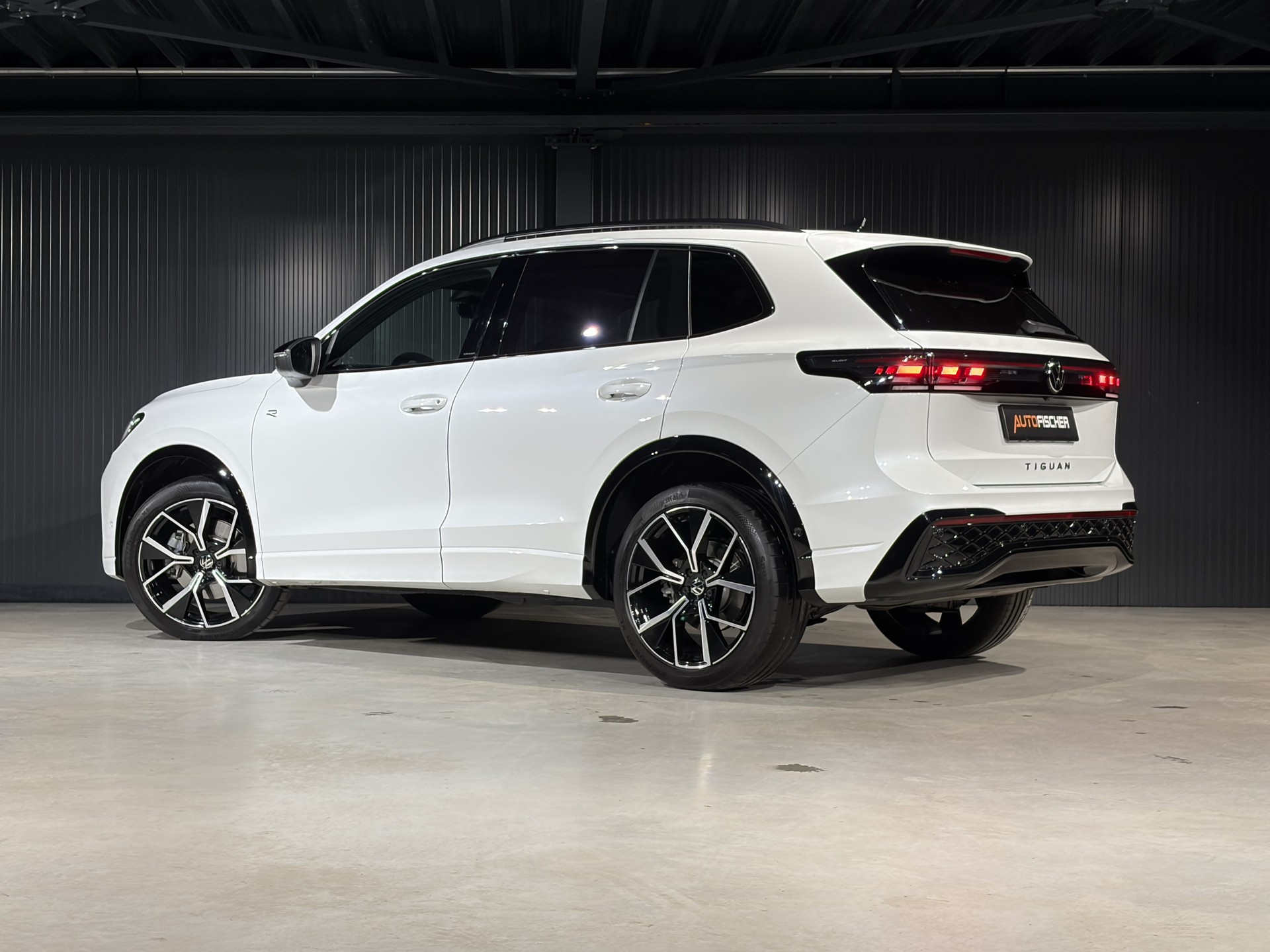 VW Tiguan 2.0 TSI DSG R-Line 4Motion *VOLLLEDER*-image-1