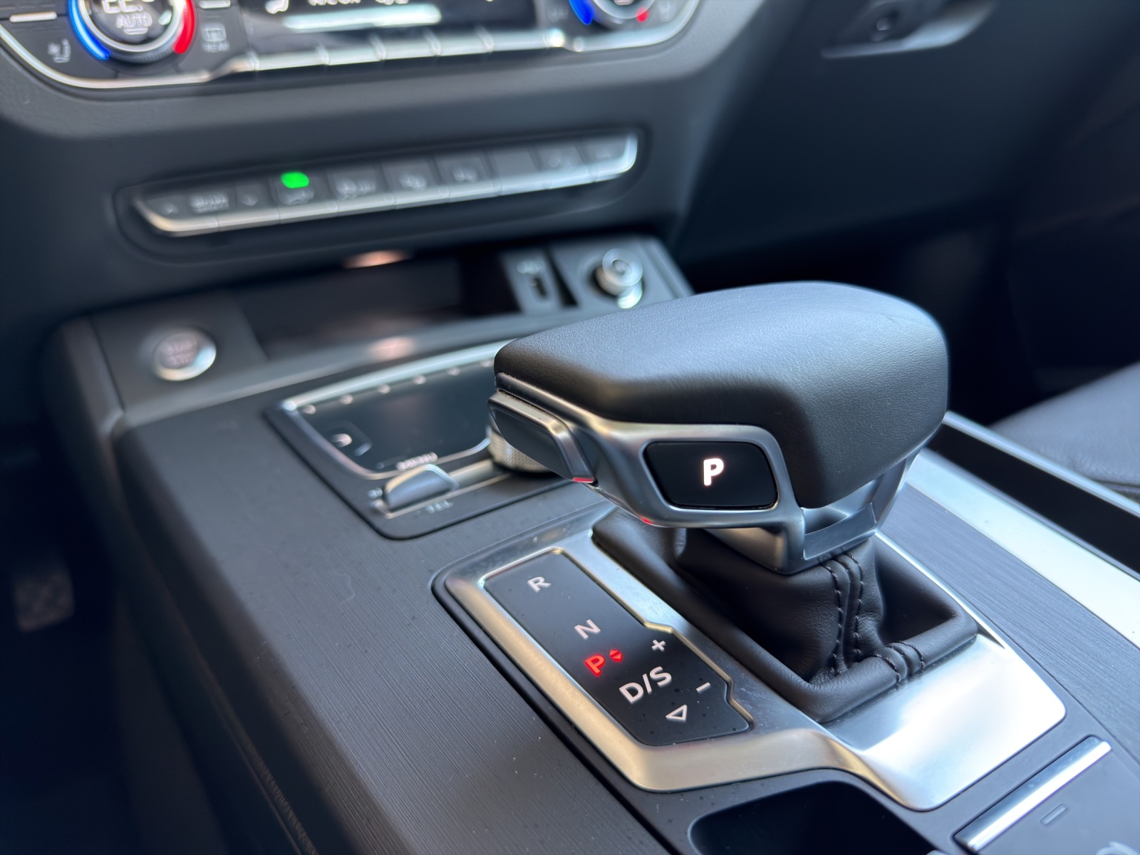 AUDI Q5 55 TFSI e sport quattro-image-13