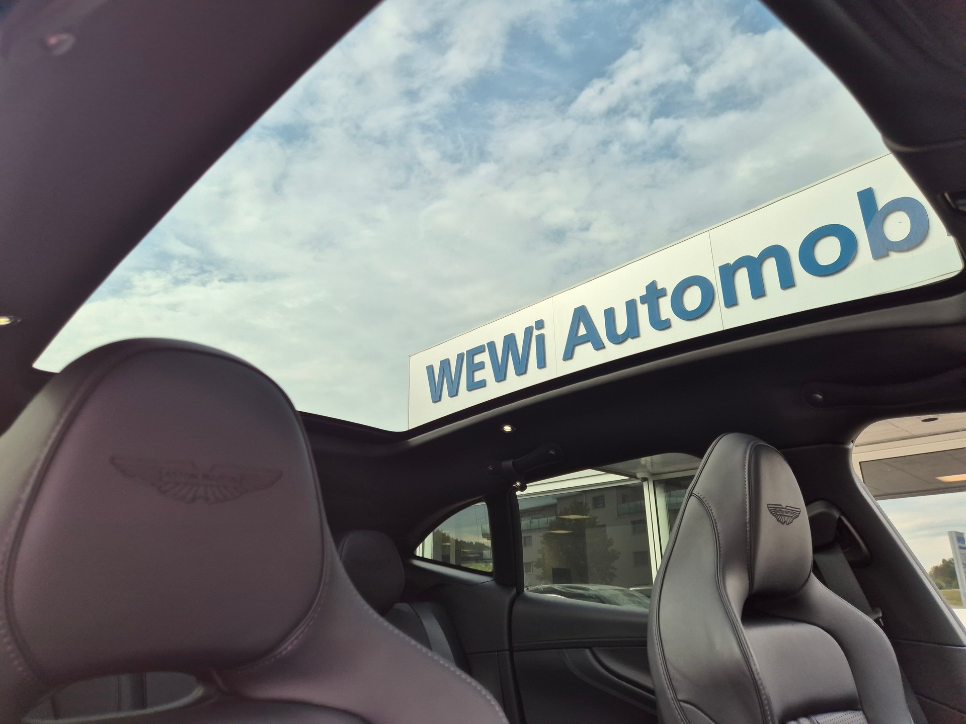 ASTON MARTIN DBX 4.0 V8-image-10