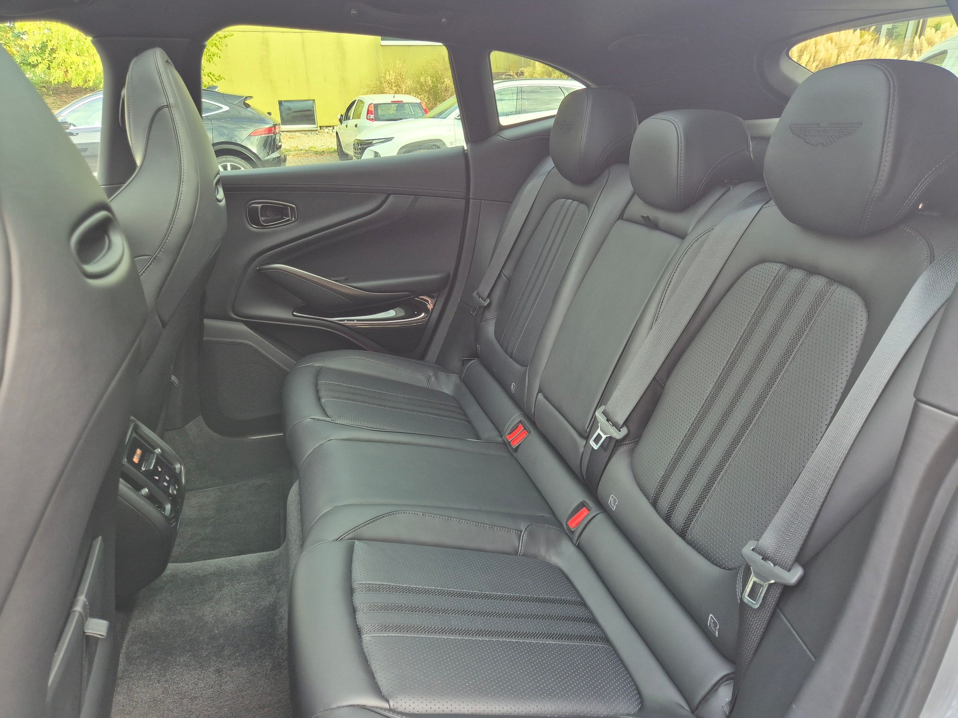 ASTON MARTIN DBX 4.0 V8-image-17