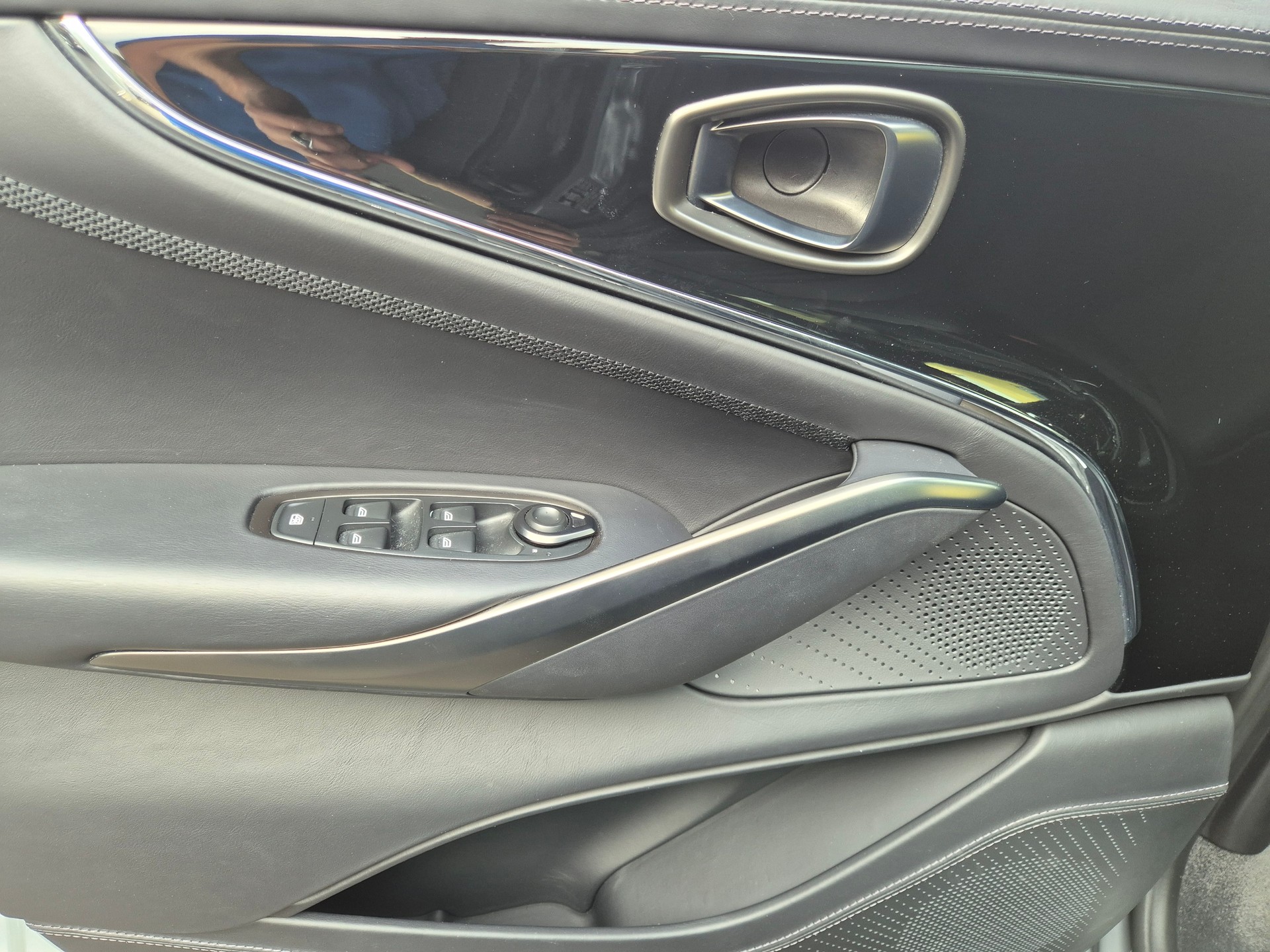 ASTON MARTIN DBX 4.0 V8-image-16