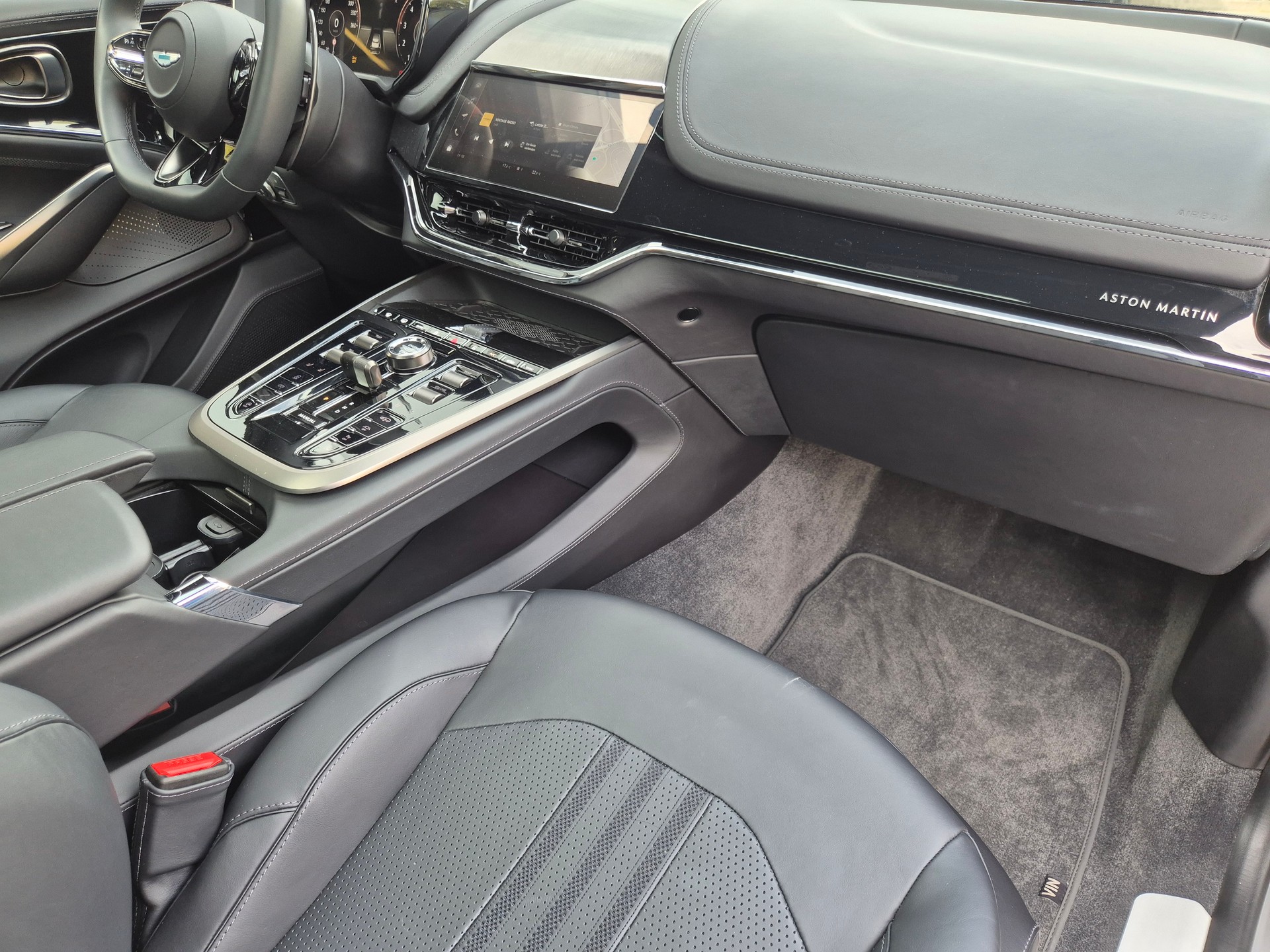 ASTON MARTIN DBX 4.0 V8-image-19