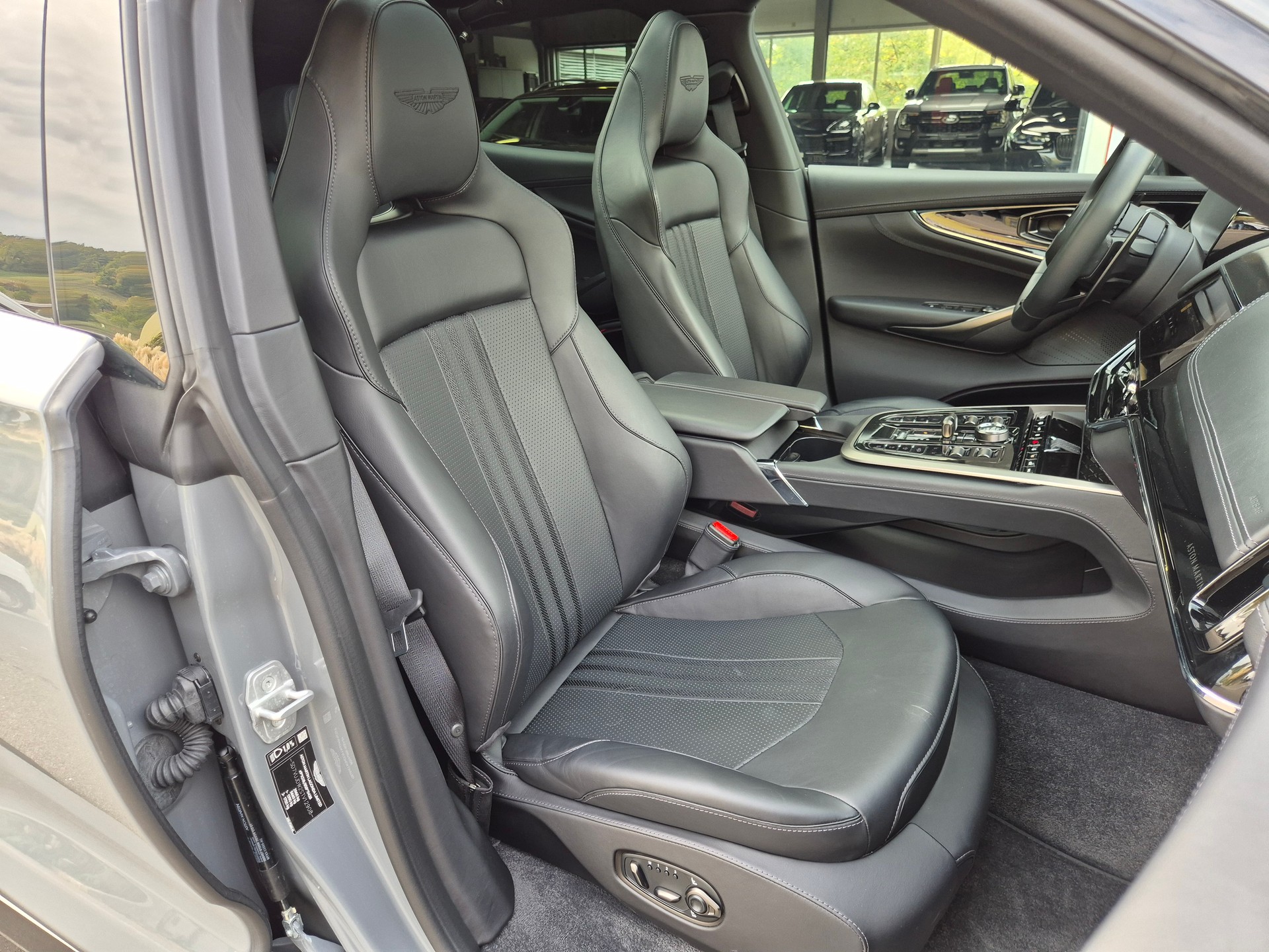 ASTON MARTIN DBX 4.0 V8-image-18