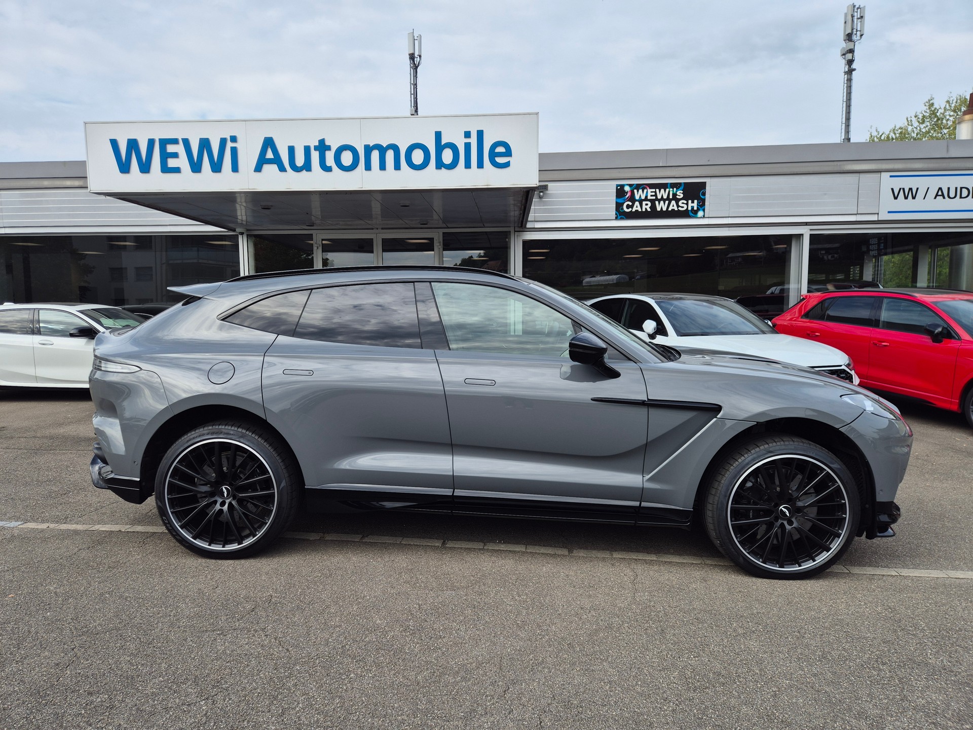 ASTON MARTIN DBX 4.0 V8-image-3