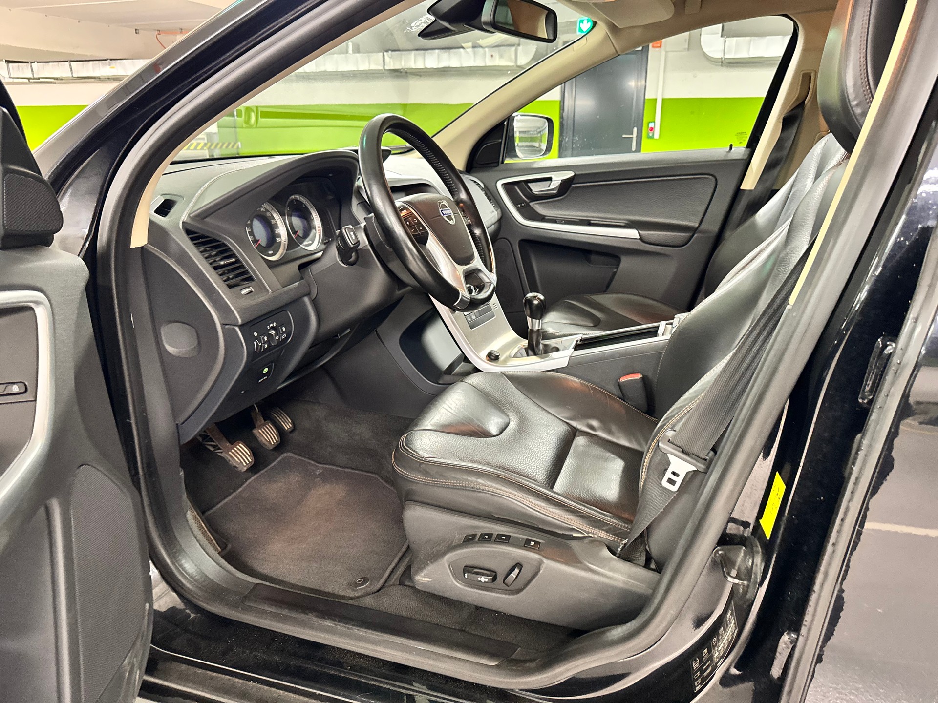 VOLVO XC60 2.4D AWD Summum-image-12