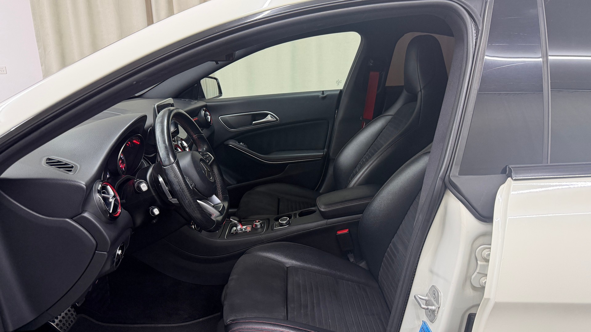 MERCEDES-BENZ CLA 45 AMG 4Matic Speedshift-image-6